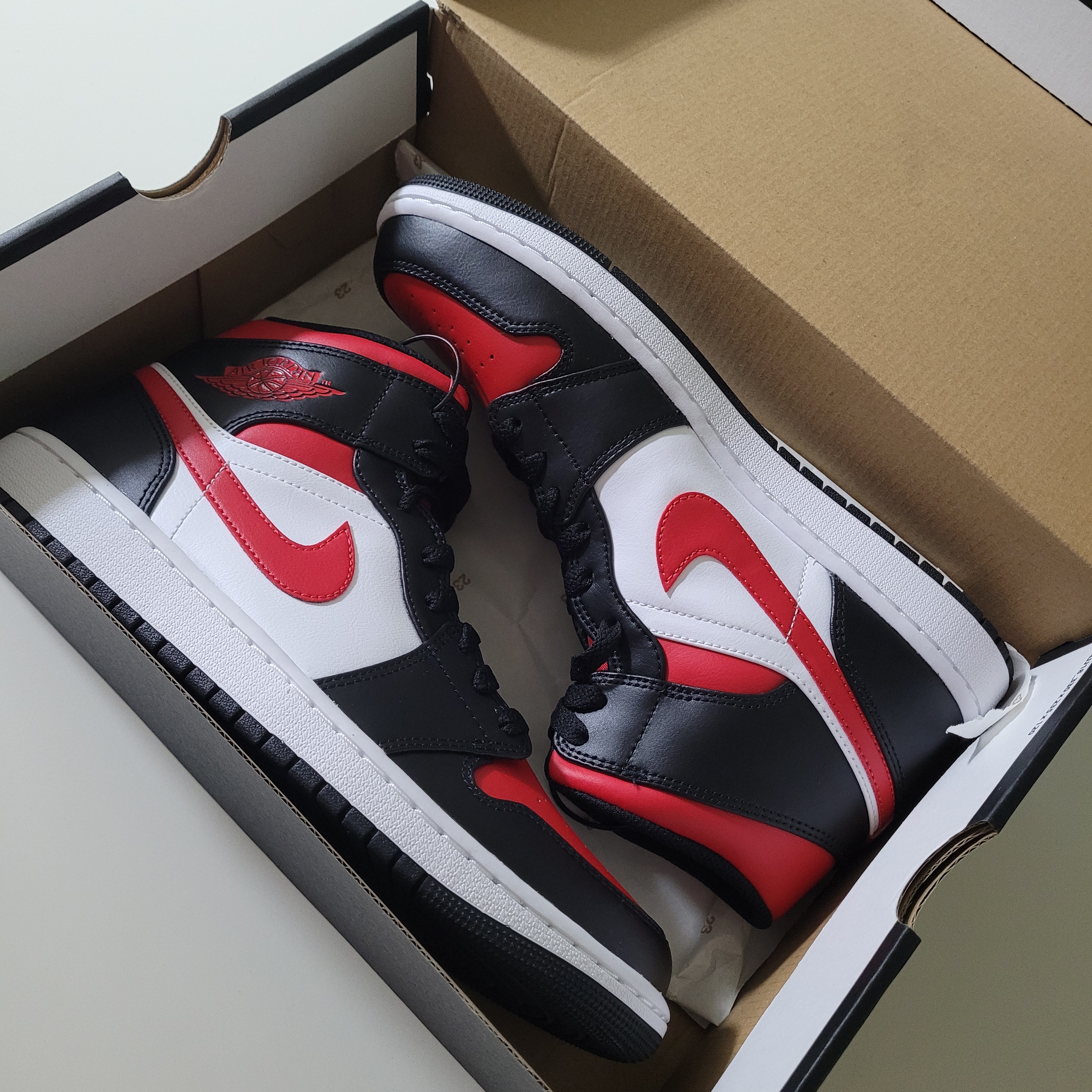Jordan 1 Mid Black Fire Red 착용 스타일