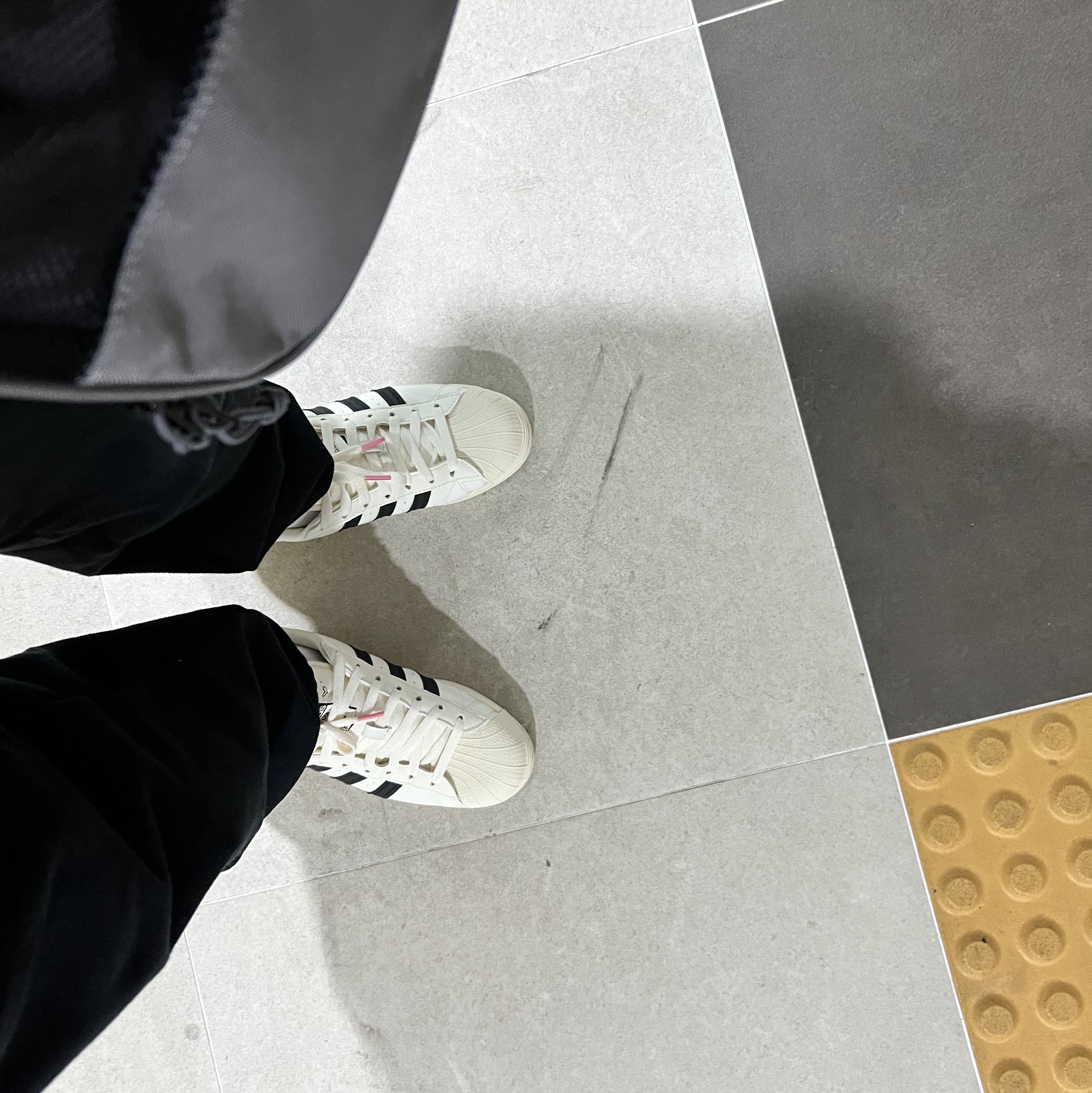 Adidas x Andre Saraiva Superstar Cream White Core Black 착용 스타일