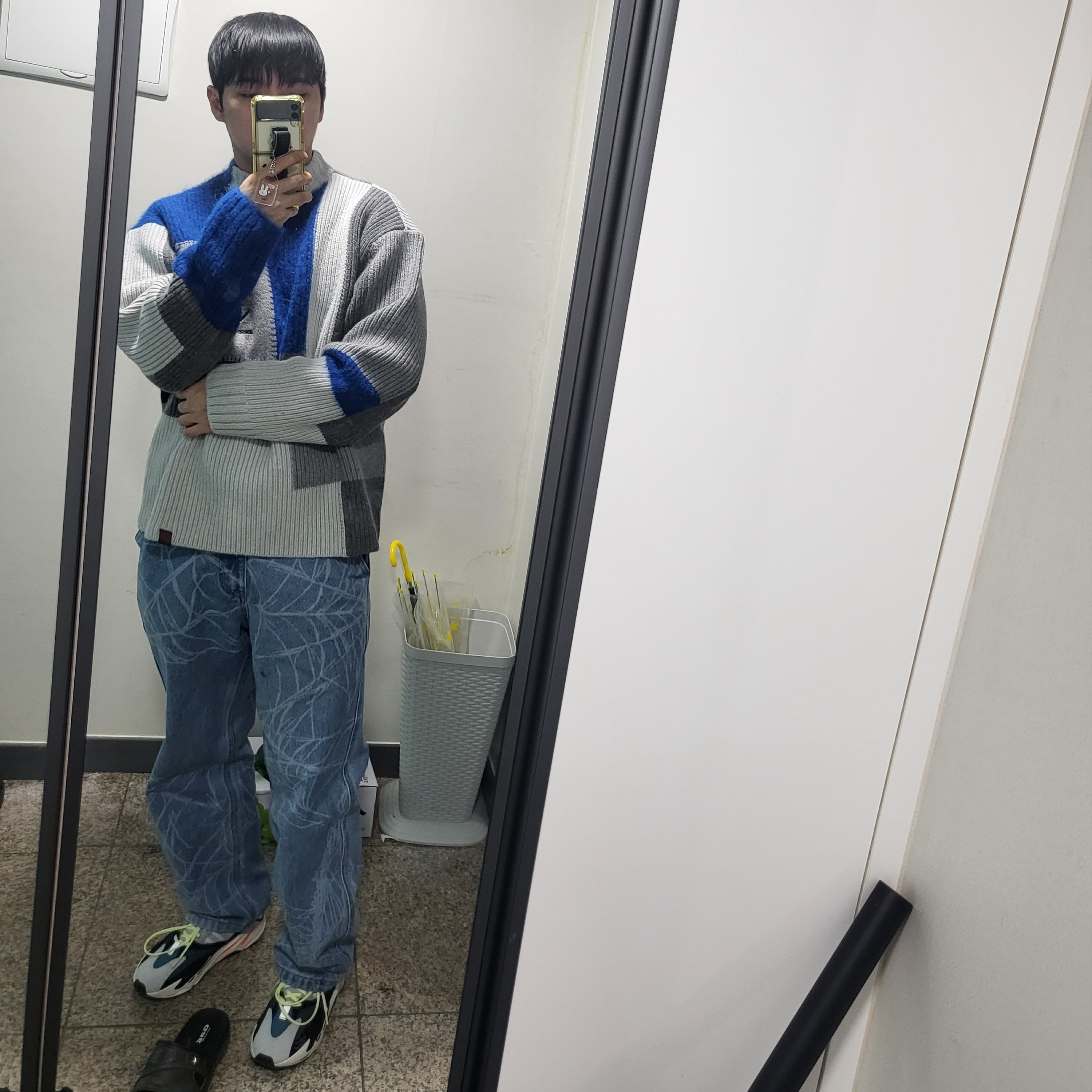 Zara x Ader Error Patchwork Oversize Knit Sweater Multicolor, Adidas Yeezy Boost 700 Wave Runner Solid Grey 2017/2019 착용 스타일