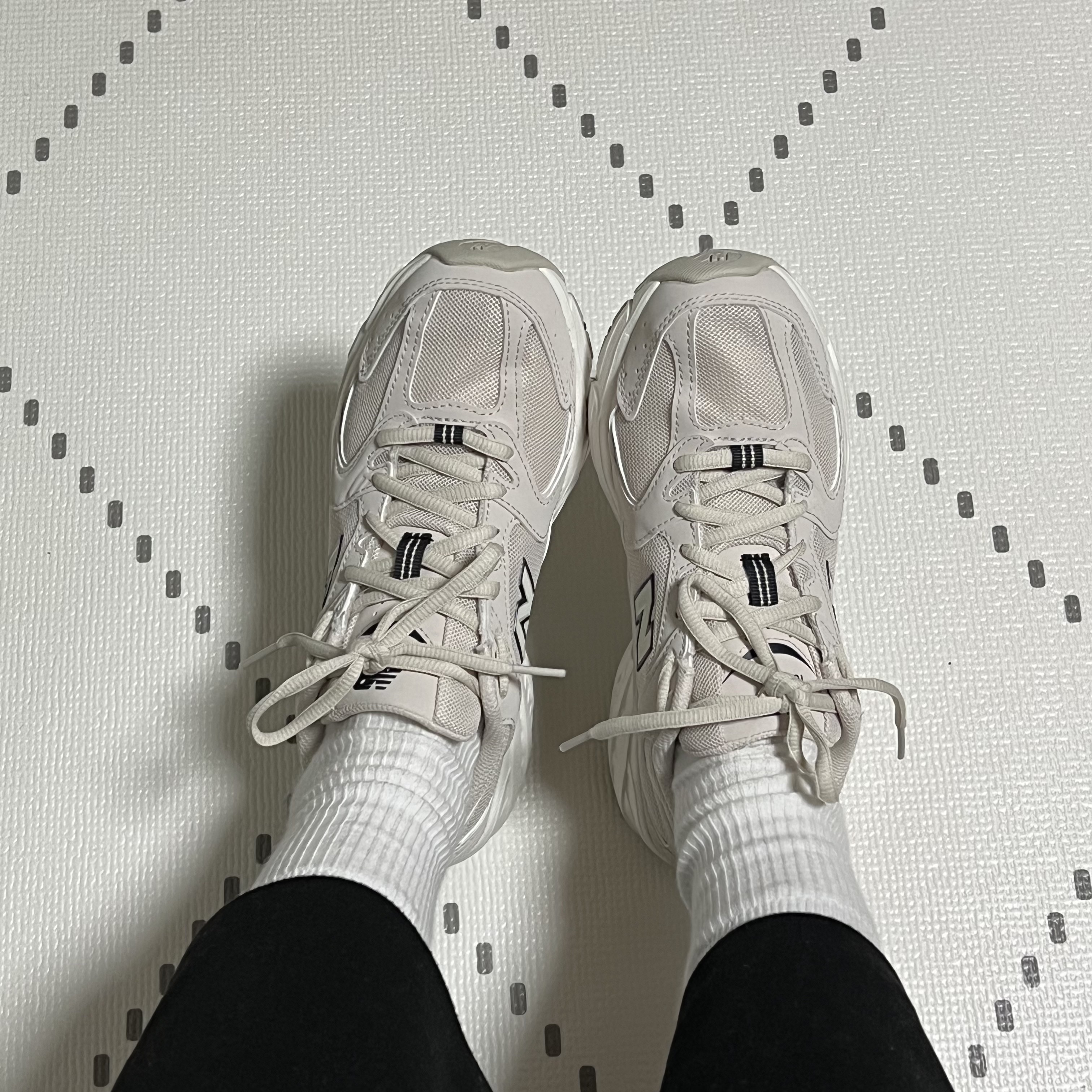 New Balance 530 Ivory 착용 스타일 - 1
