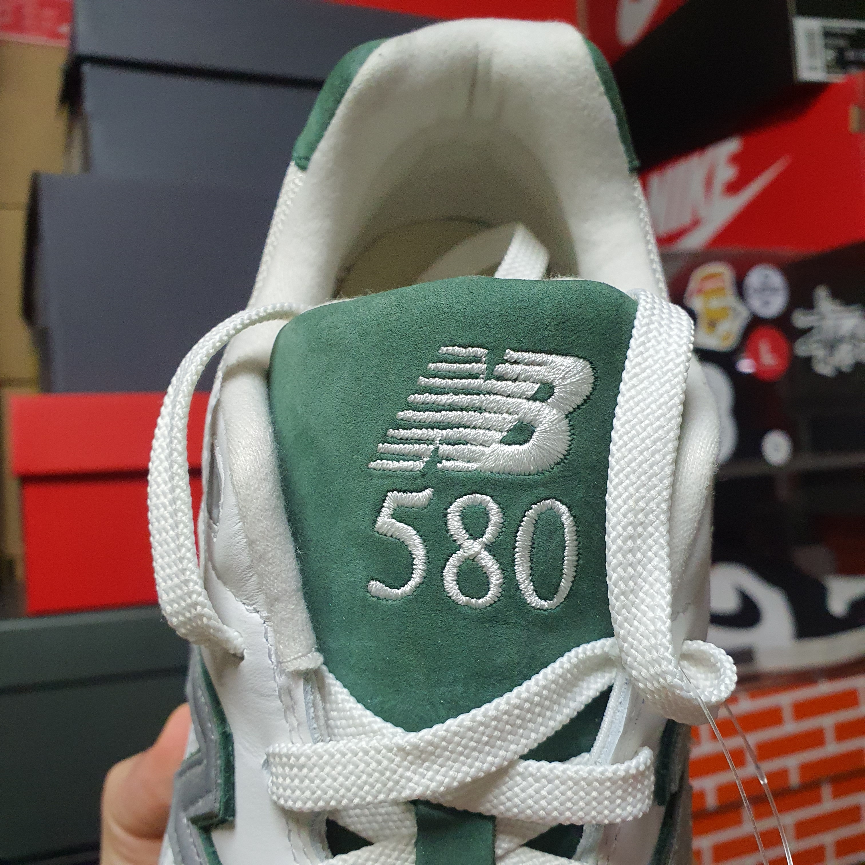 New Balance 580 White Nightwatch Green 착용 스타일 - 4