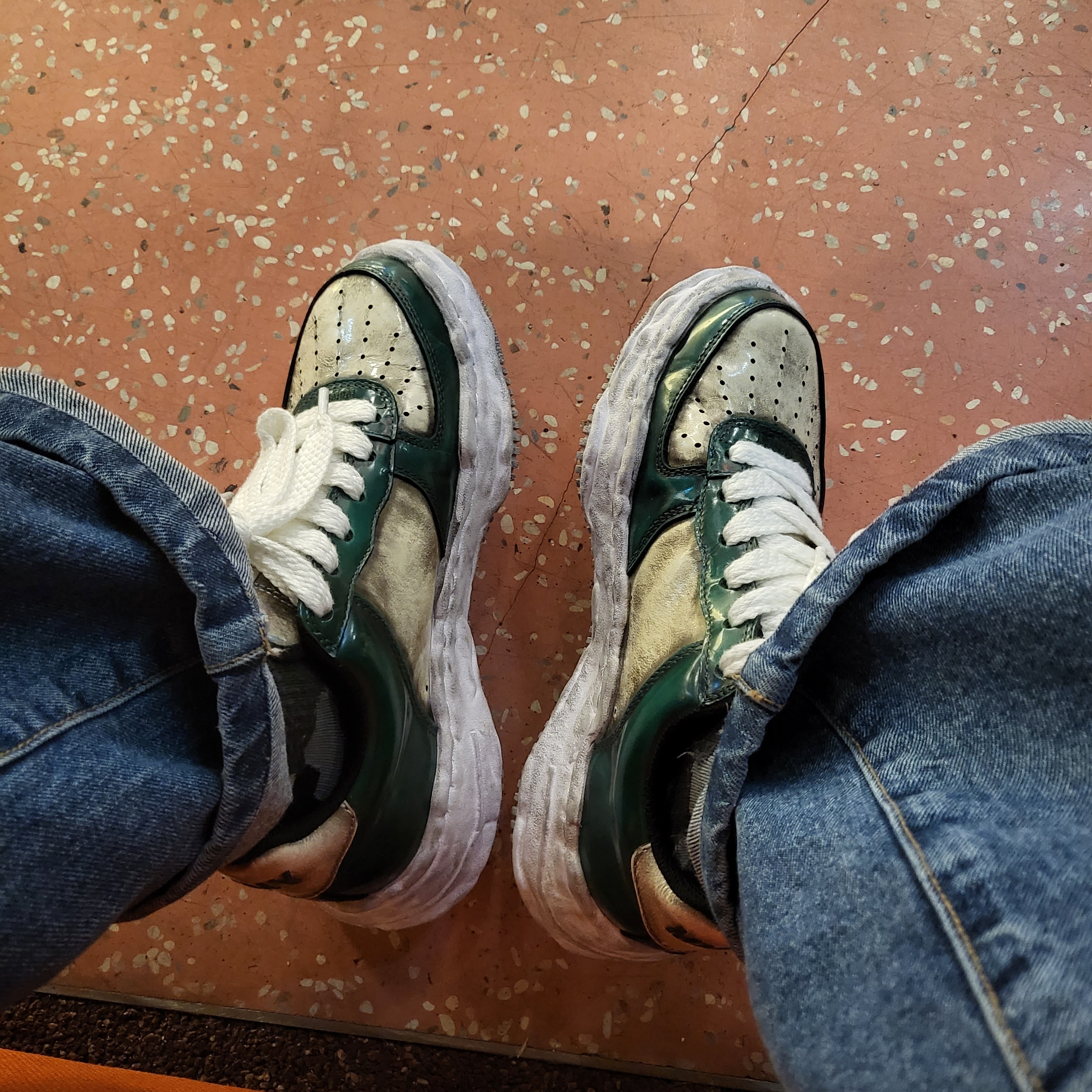 Maison Mihara Yasuhiro Wayne OG Sole Brushed Patent Low-top Sneakers Green 착용 스타일 - 3