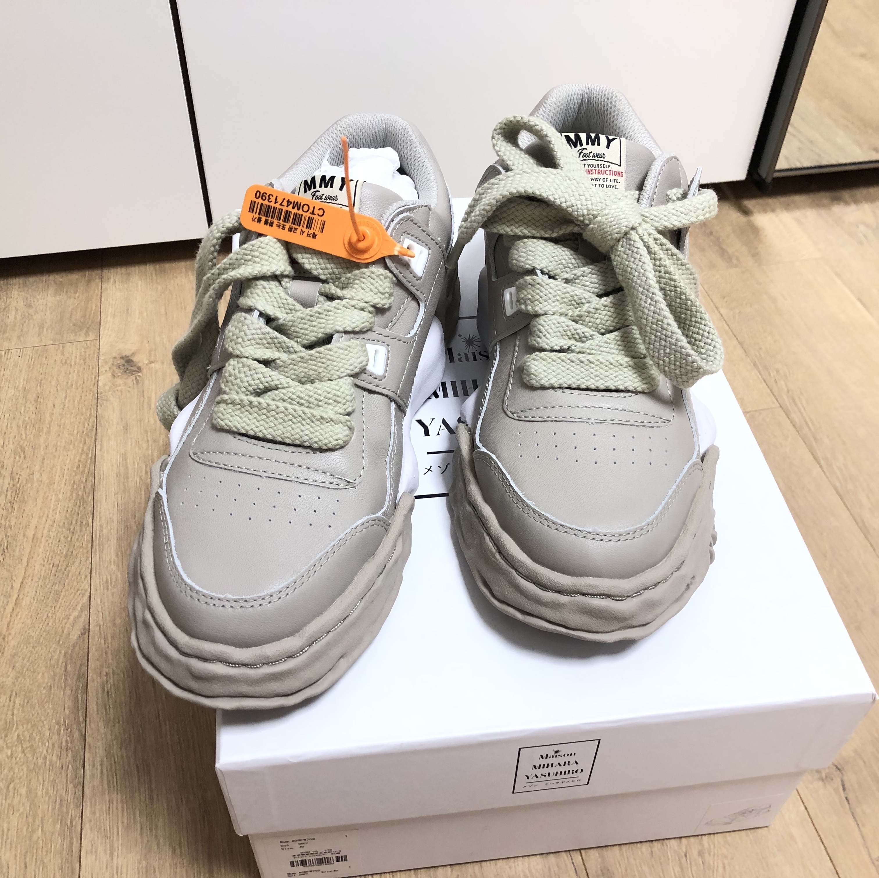 Maison Mihara Yasuhiro Parker OG Sole Leather Low-top Sneakers Grey 착용 스타일 - 2