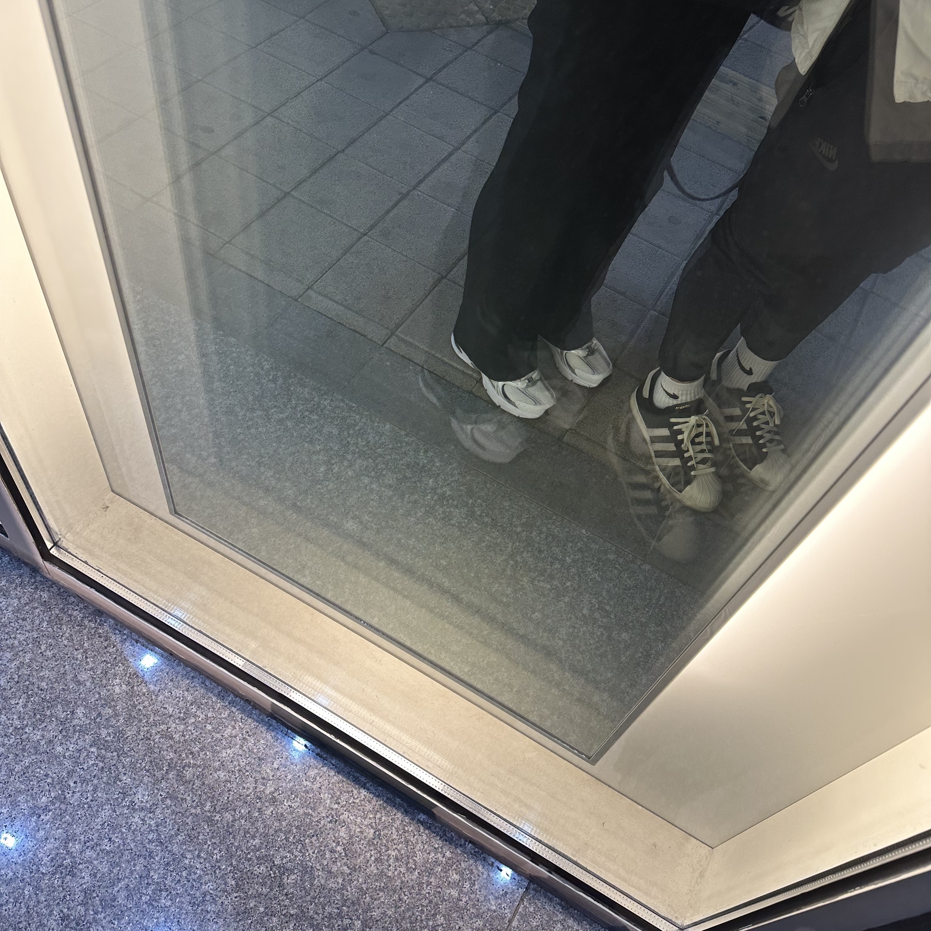 New Balance 530 White, Adidas Superstar 82 Black White 착용 스타일 - 1