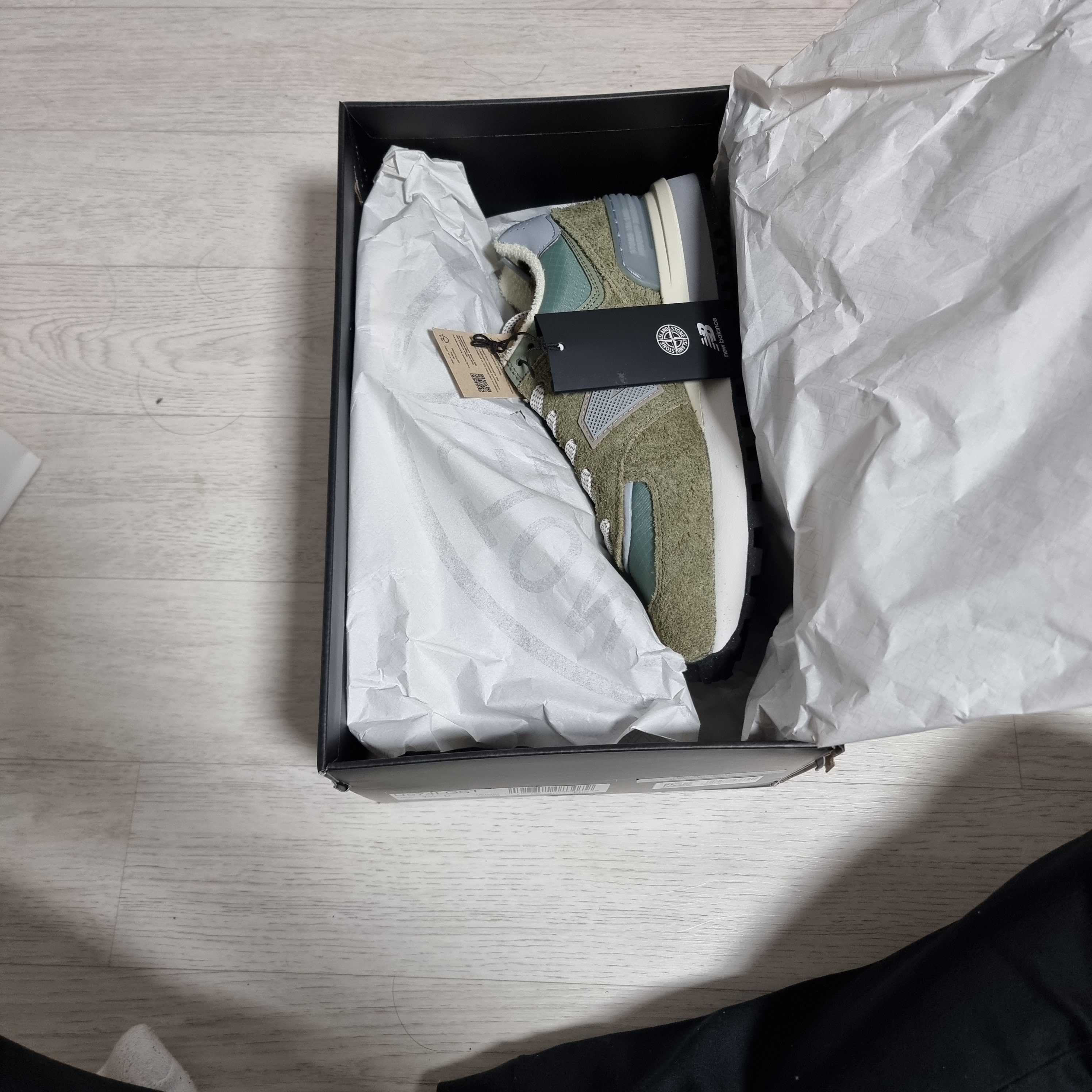 New Balance x Stone Island 574 Legacy Green 착용 스타일 - 1