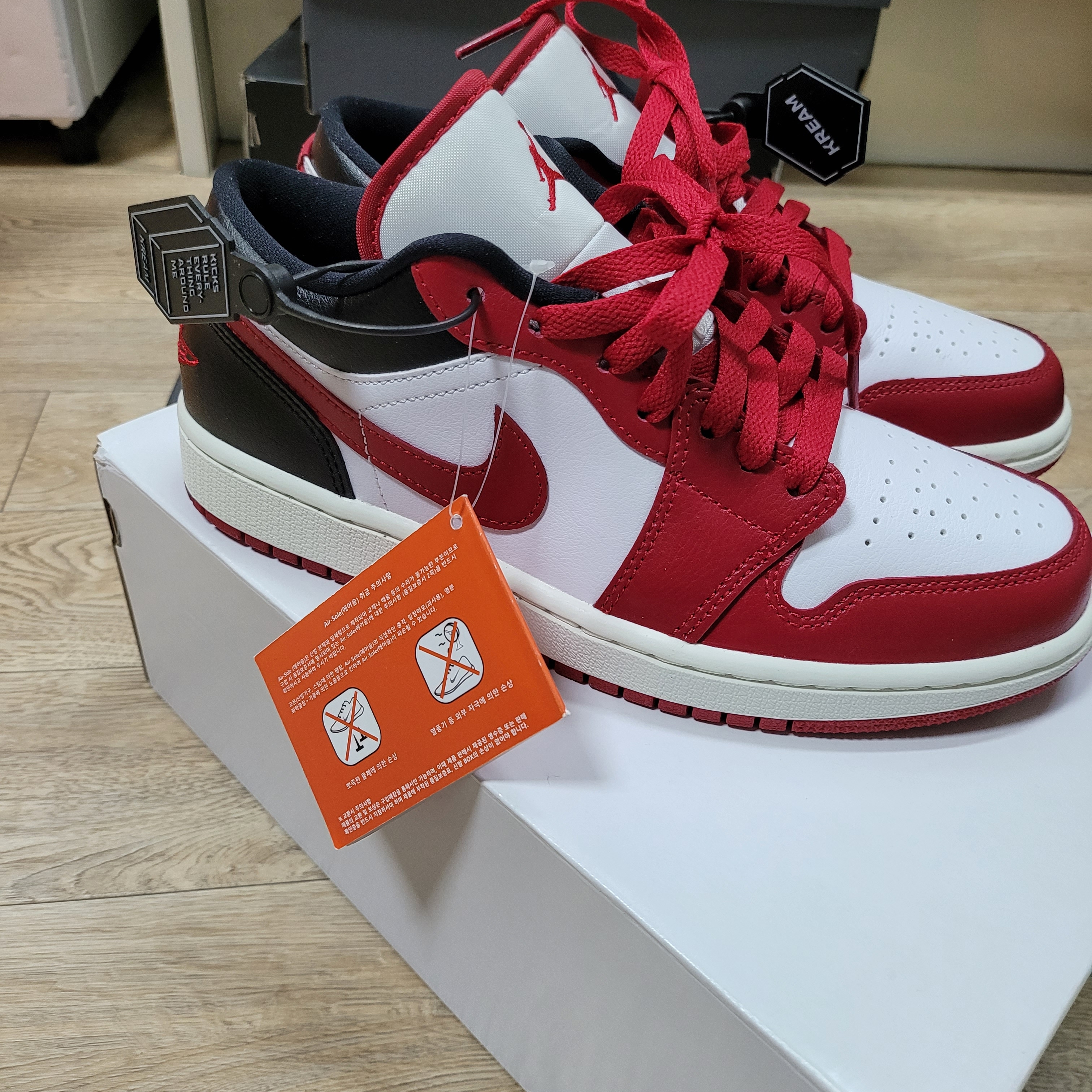 (W) Jordan 1 Low White Gym Red 착용 스타일 - 1