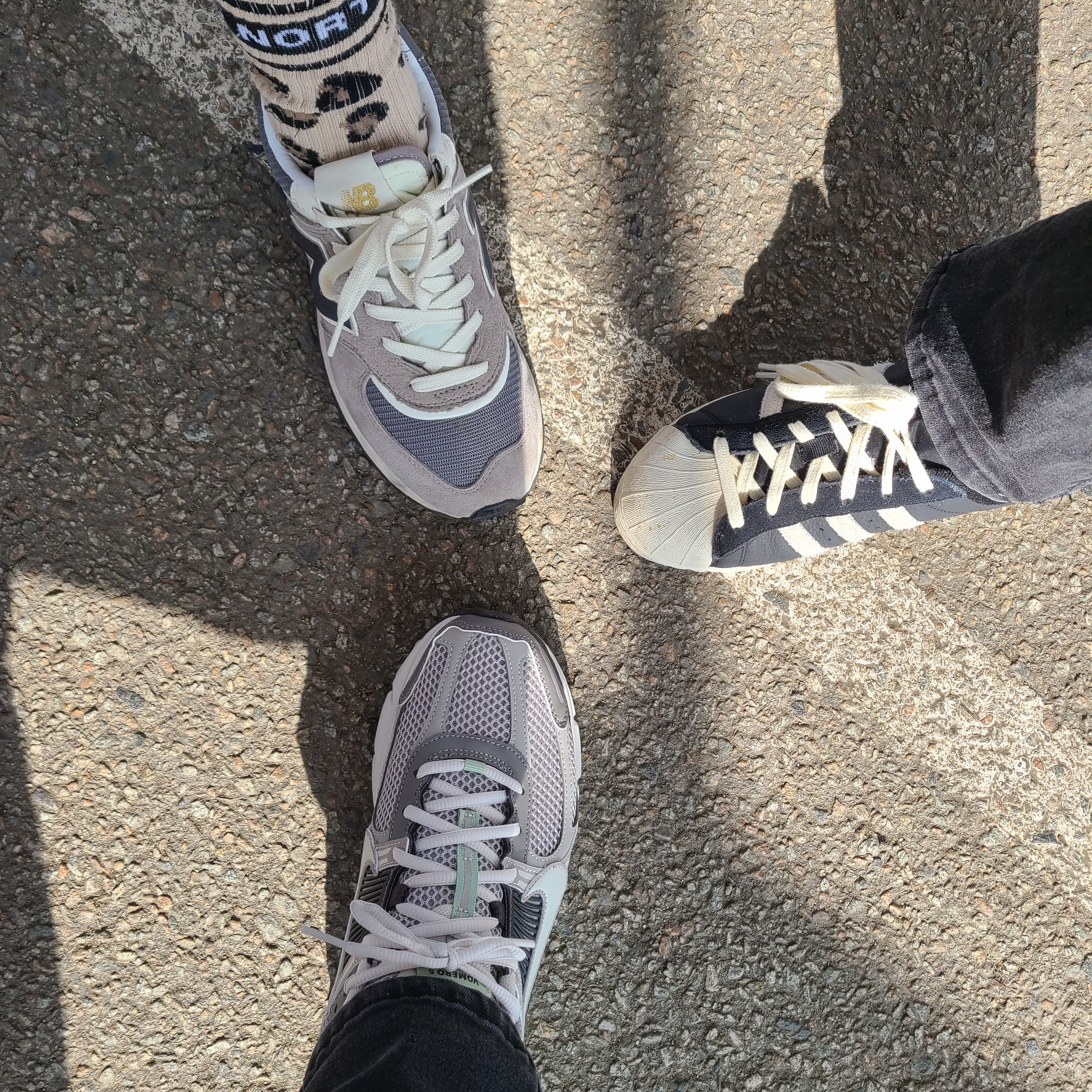 (W) Nike Zoom Vomero 5 Cobblestone and Flat Pewter 착용 스타일 - 3