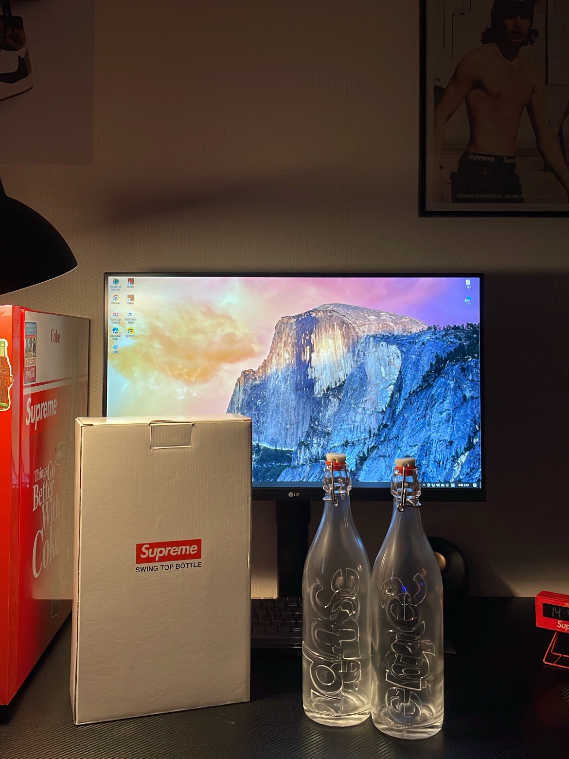 Supreme Swing Top 1.0L Bottle Clear (Set of 2) 착용 스타일