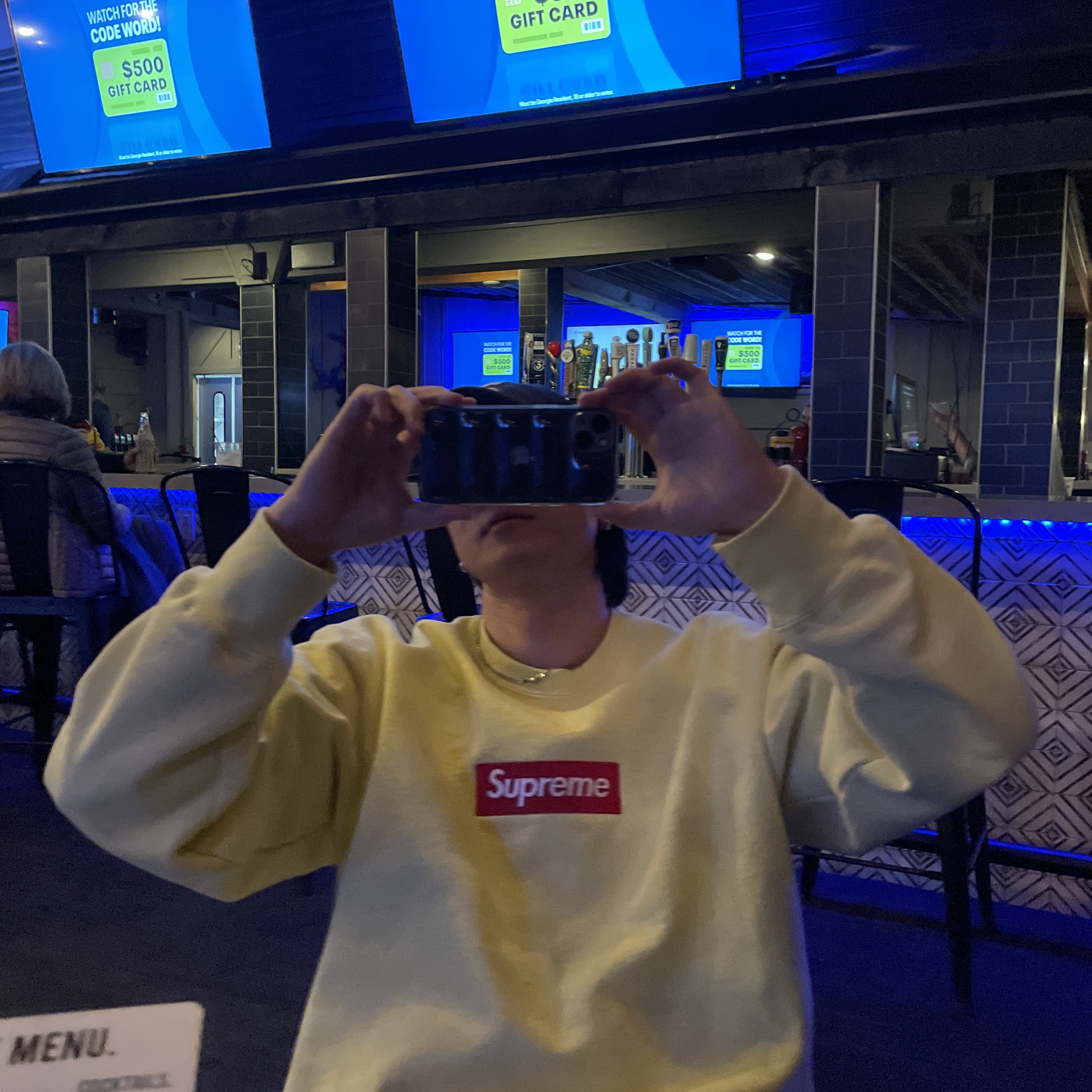 Supreme Box Logo Crewneck Pale Yellow - 22FW 착용 스타일