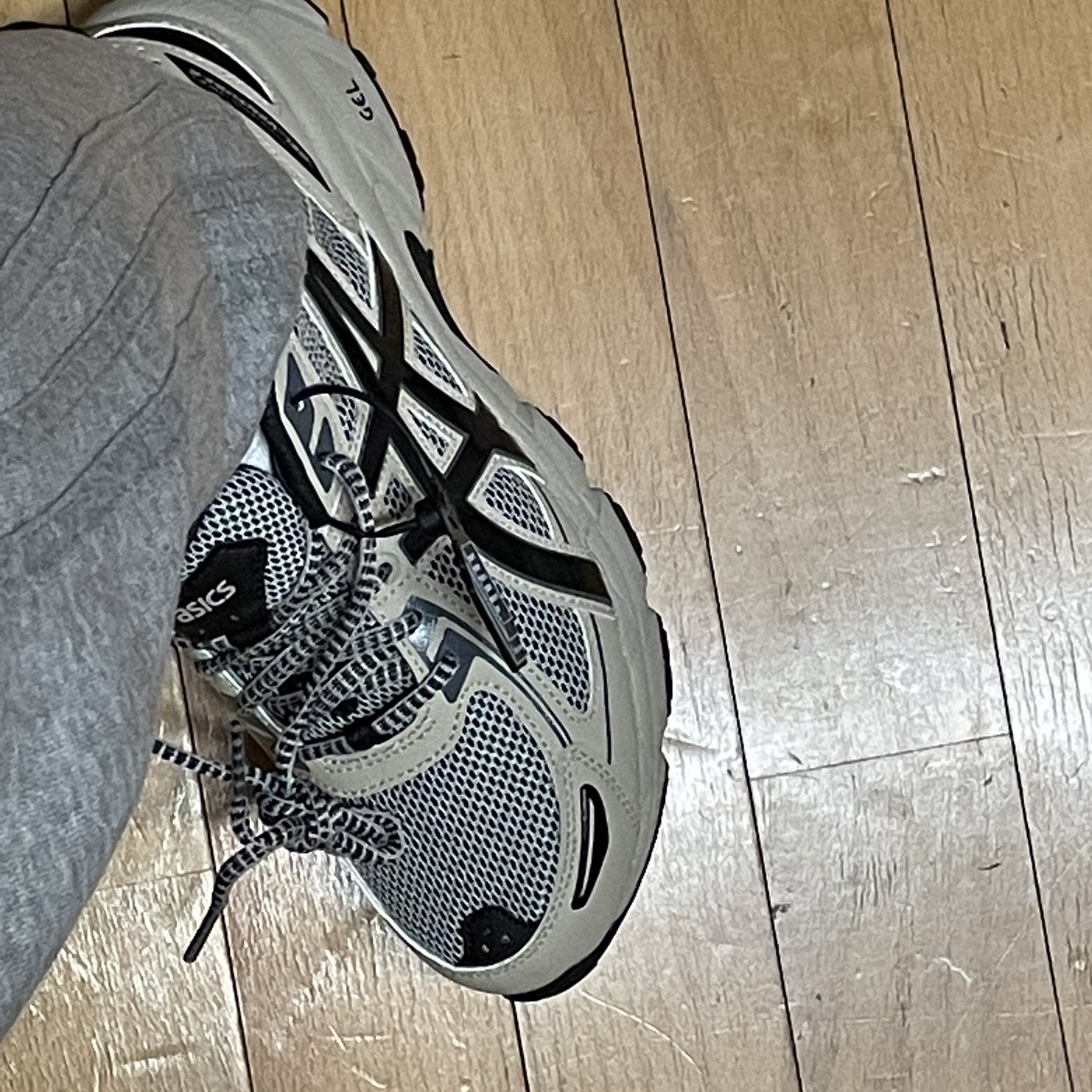 Asics Gel-Venture 6 Feather Grey Black 착용 스타일