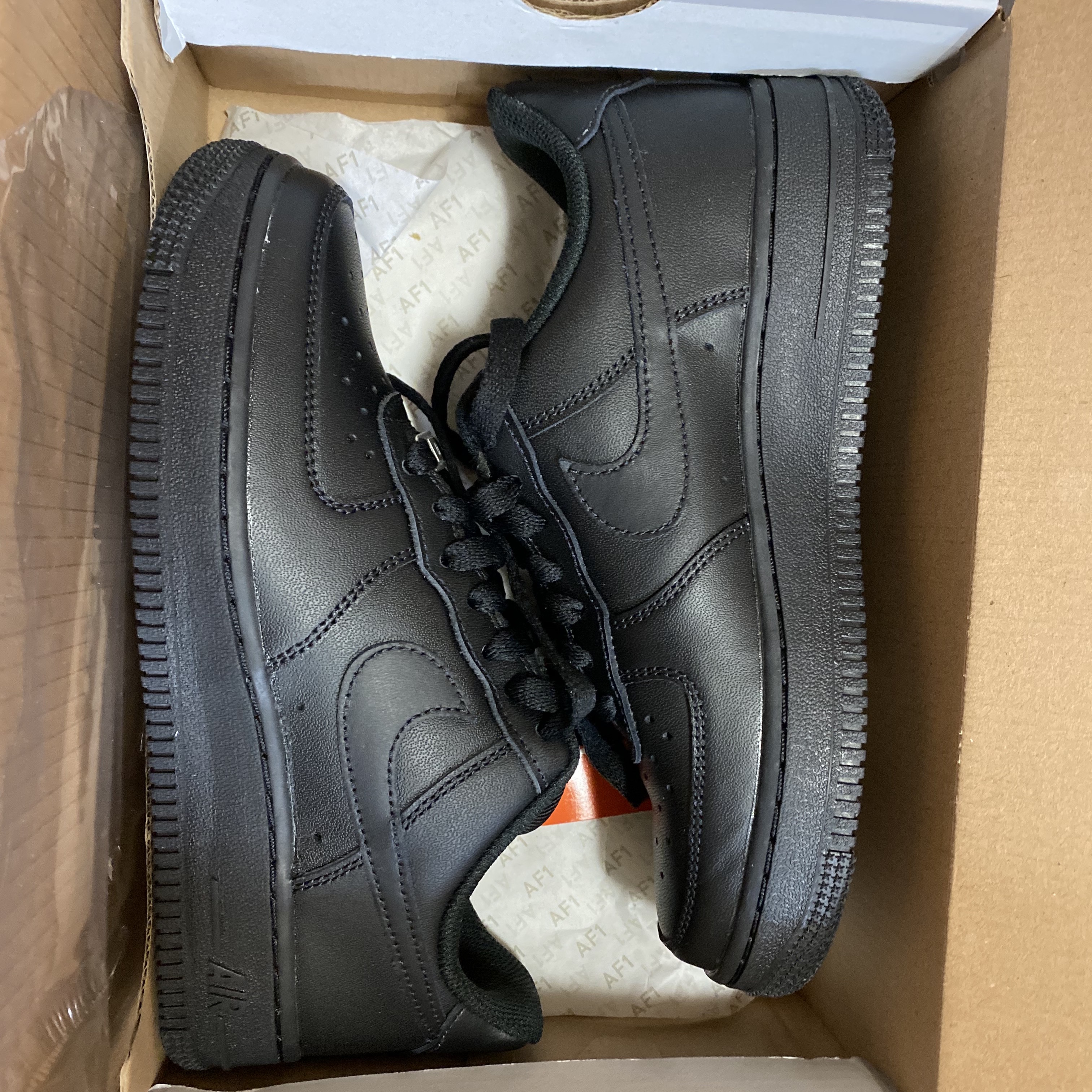 (W) Nike Air Force 1 '07 Low Triple Black 착용 스타일 - 1