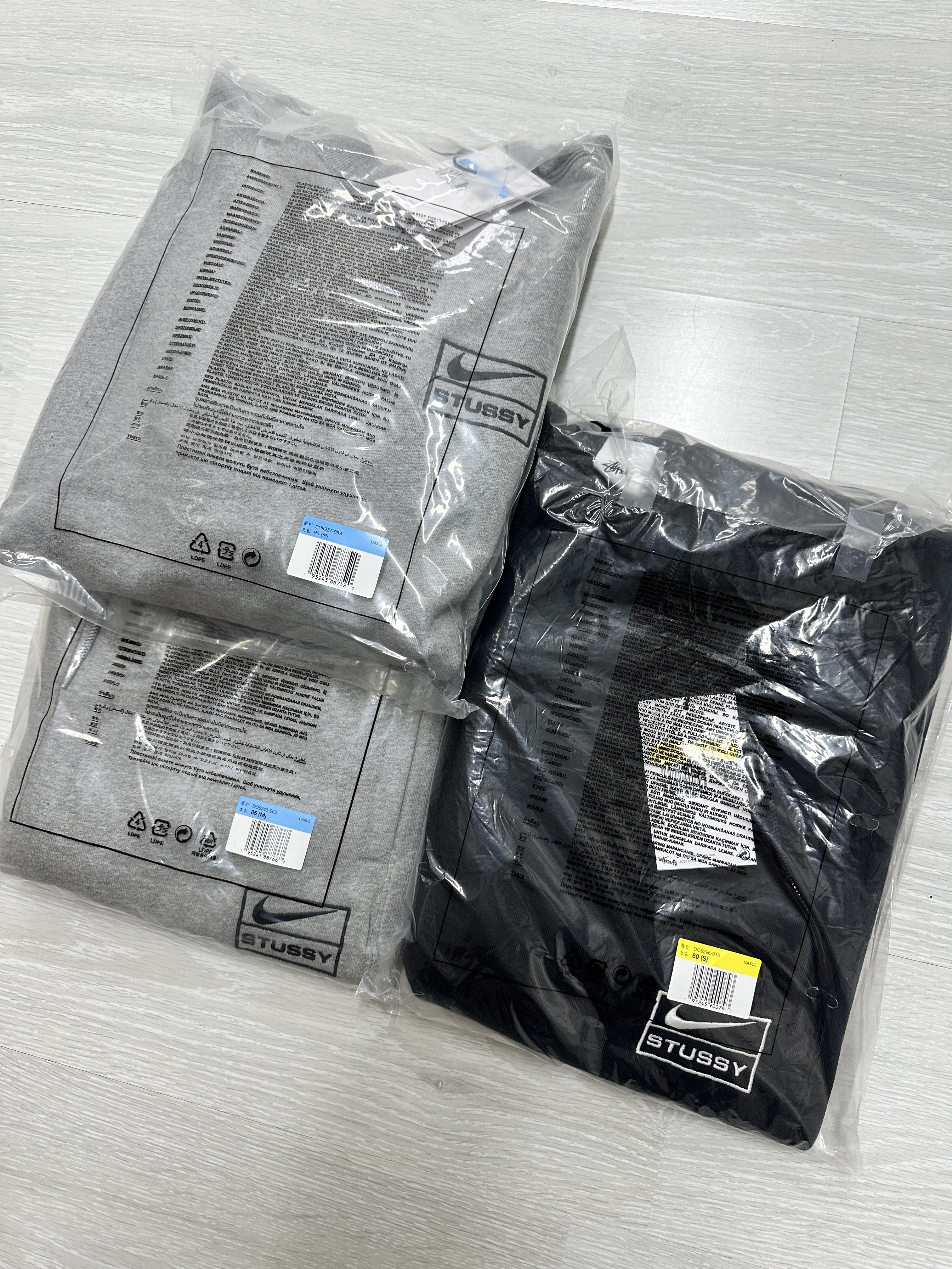 Nike x Stussy NRG Fleece Crewneck Dark Grey Heather (DO9337-063), Nike x Stussy NRG Fleece Pants Dark Grey Heather (DO9340-063) 착용 스타일 - 2