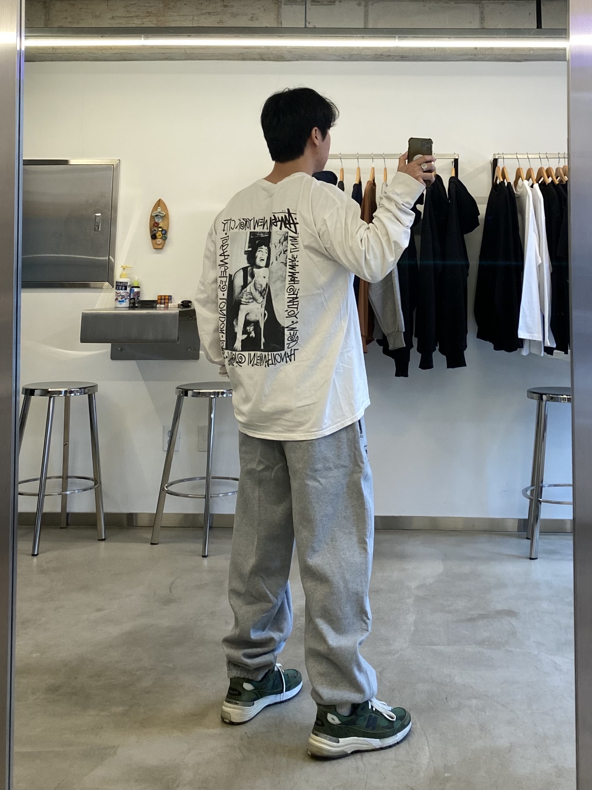 Stussy How We're Livin' Pigment Dyed LS T-Shirt Natural, New Balance x JJJJound 992 Made in USA Mossy Green 착용 스타일 - 1