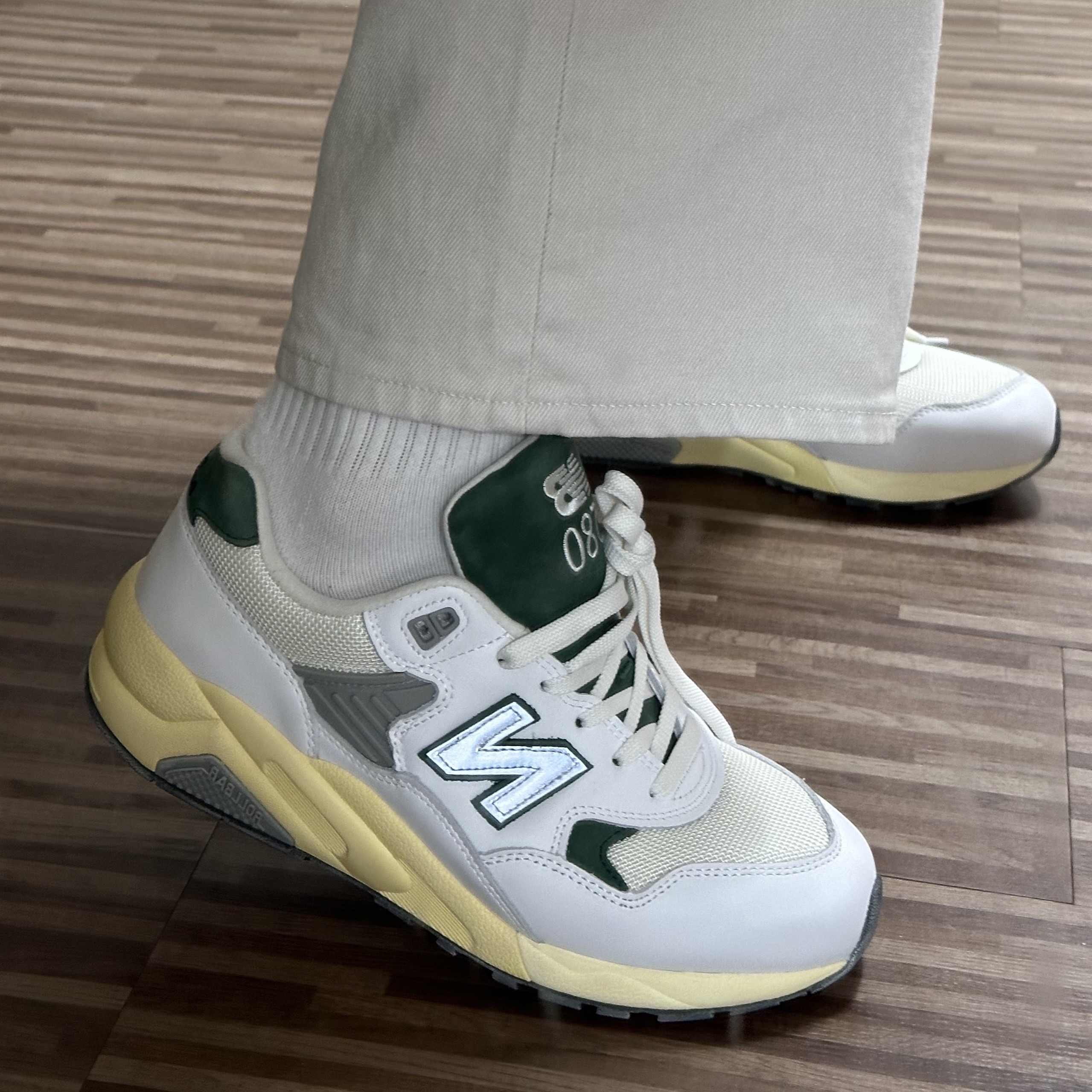 New Balance 580 White Nightwatch Green 착용 스타일 - 4