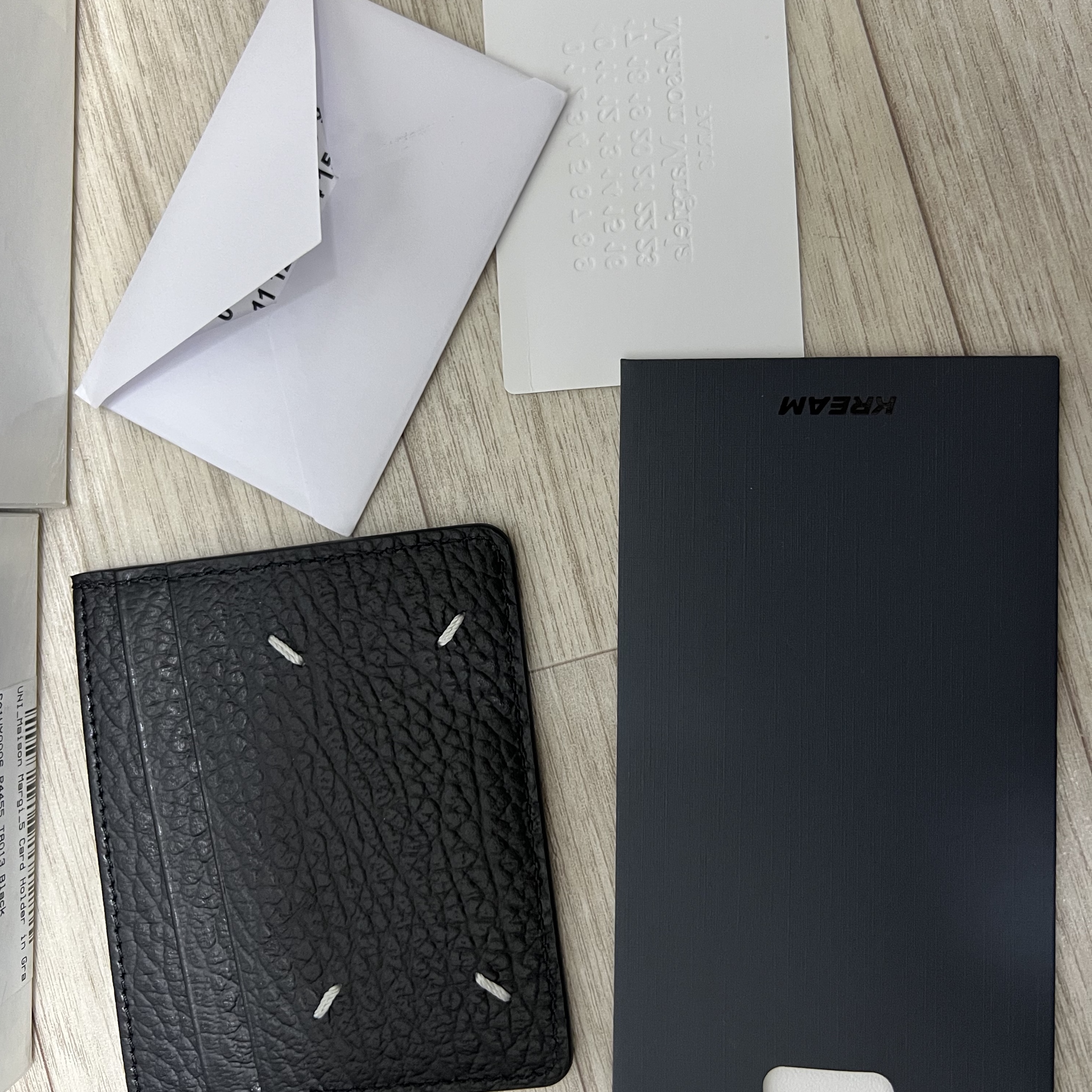 Maison Margiela Stitch Card Holder Black 착용 스타일 - 2