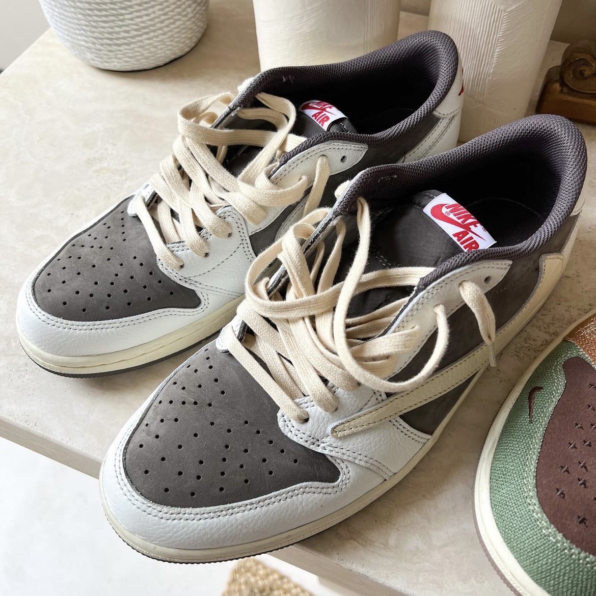 Jordan 1 x Travis Scott Retro Low OG SP Sail and Ridgerock 착용 스타일