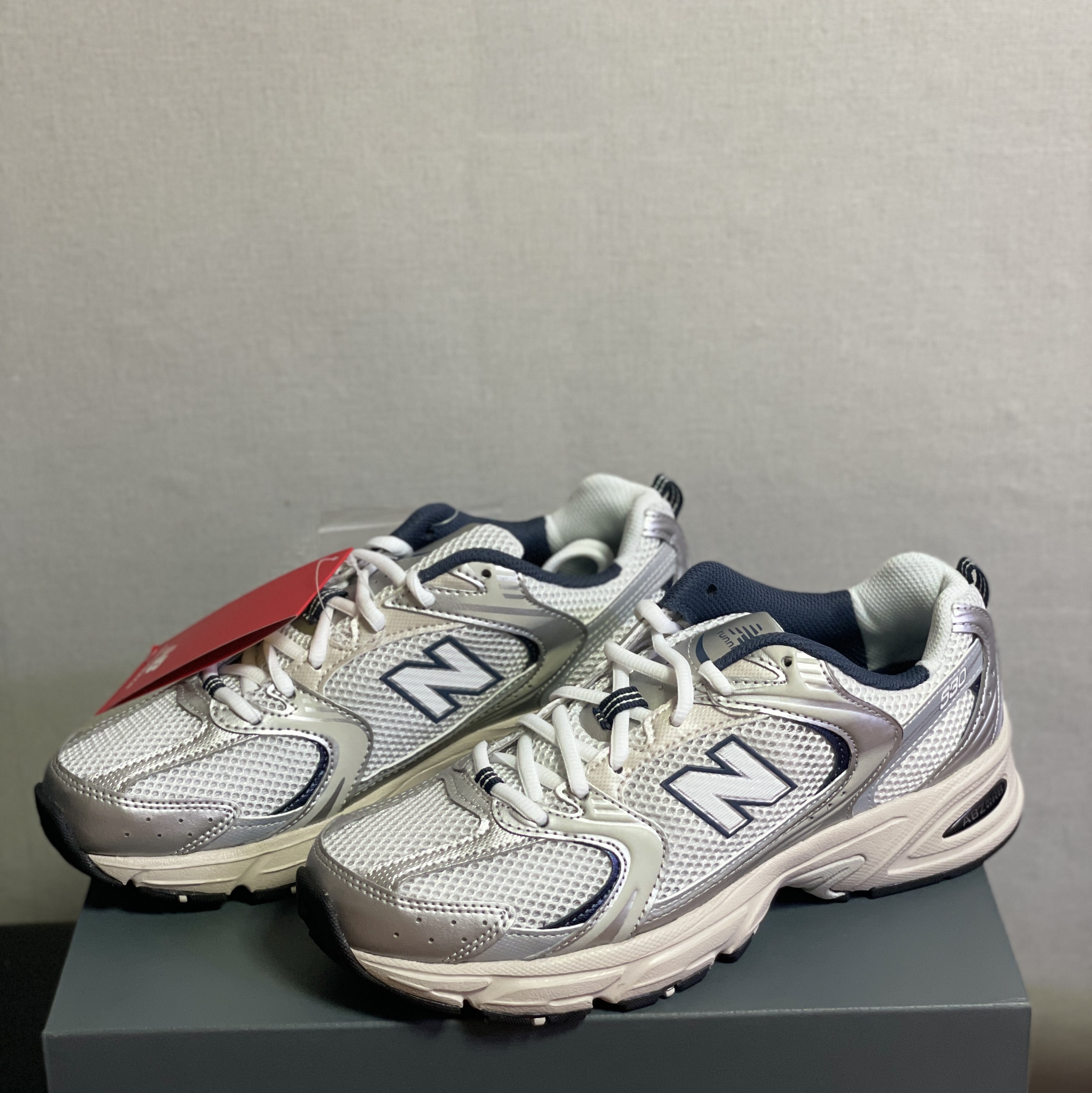 New Balance 530 Steel Grey 착용 스타일 - 1