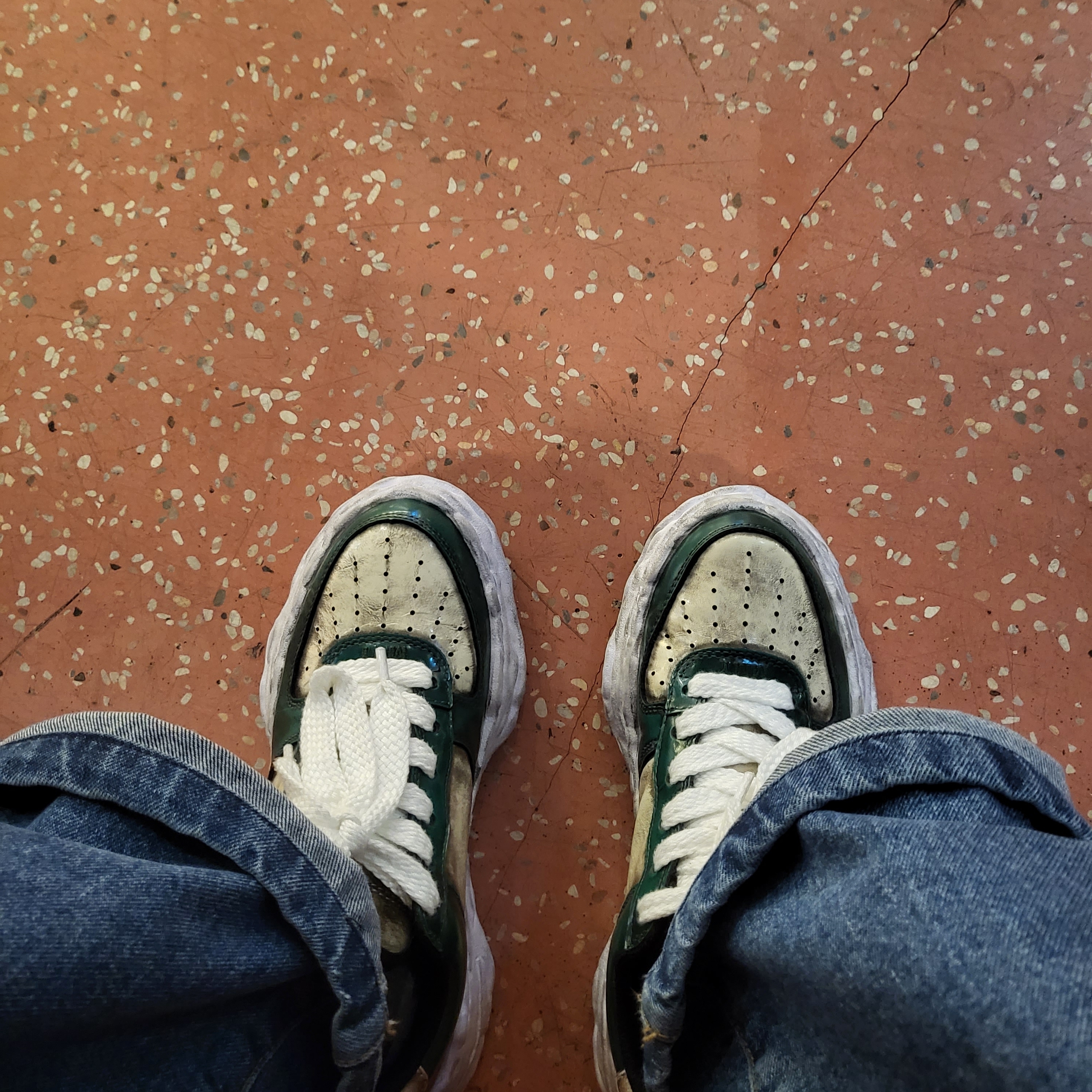 Maison Mihara Yasuhiro Wayne OG Sole Brushed Patent Low-top Sneakers Green 착용 스타일 - 2