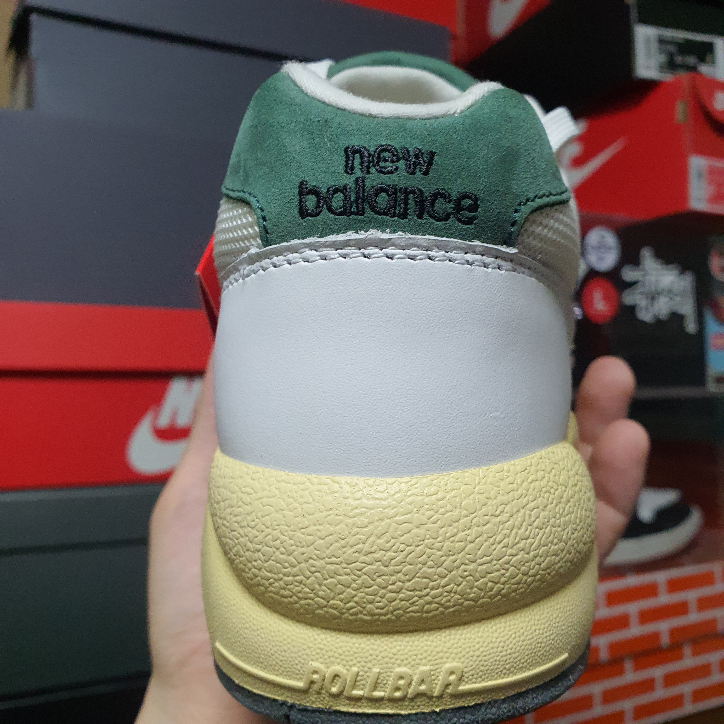 New Balance 580 White Nightwatch Green 착용 스타일 - 2