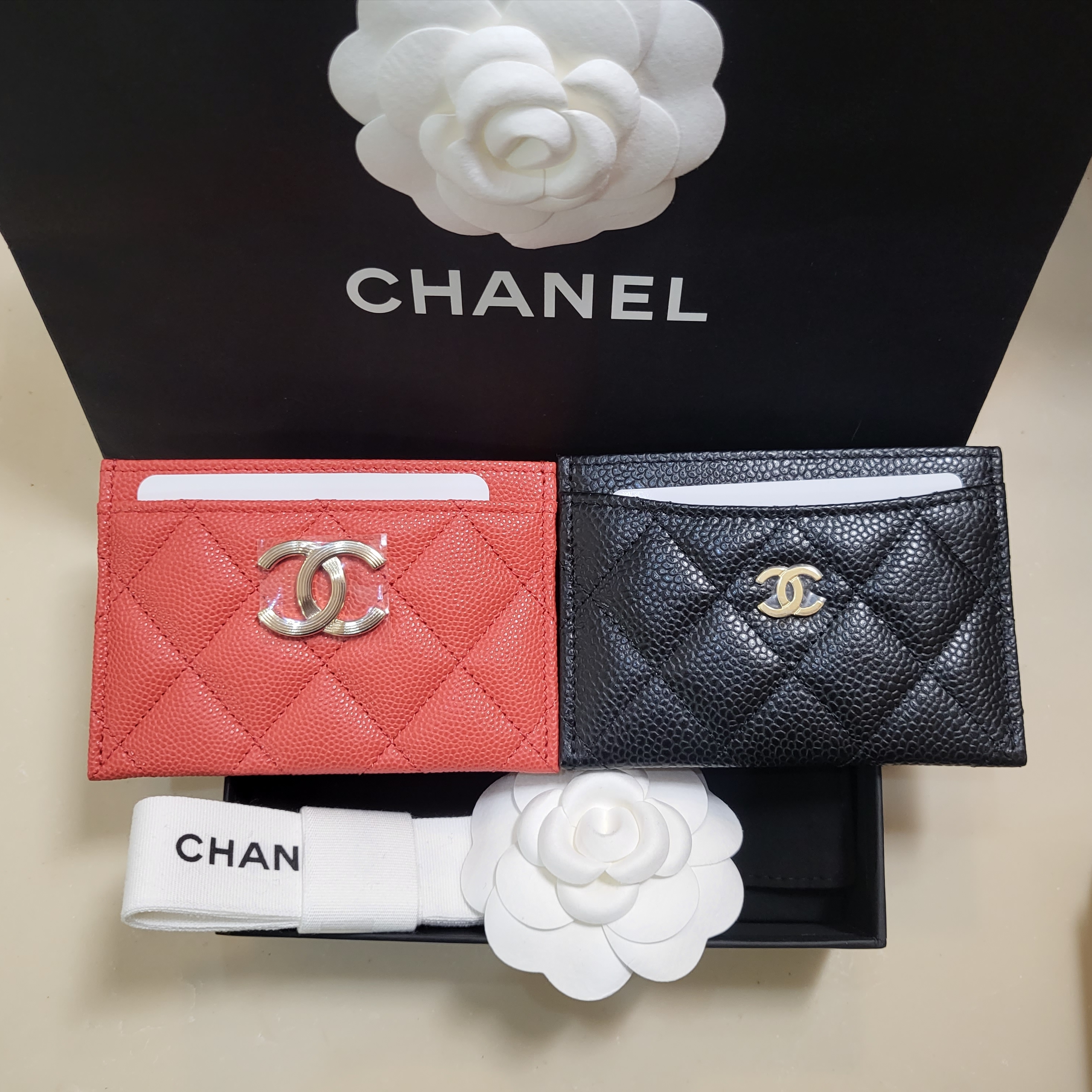 Chanel Classic Card Holder Grained Calfskin & Gold Black 착용 스타일