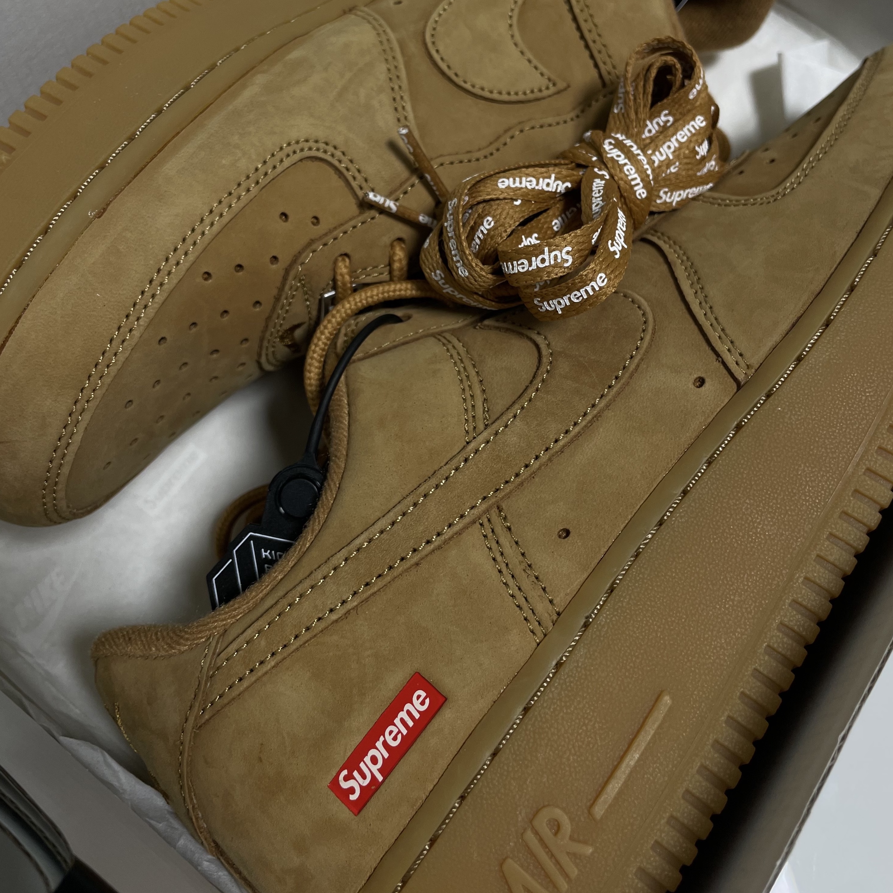 Nike x Supreme Air Force 1 Low Flax 착용 스타일