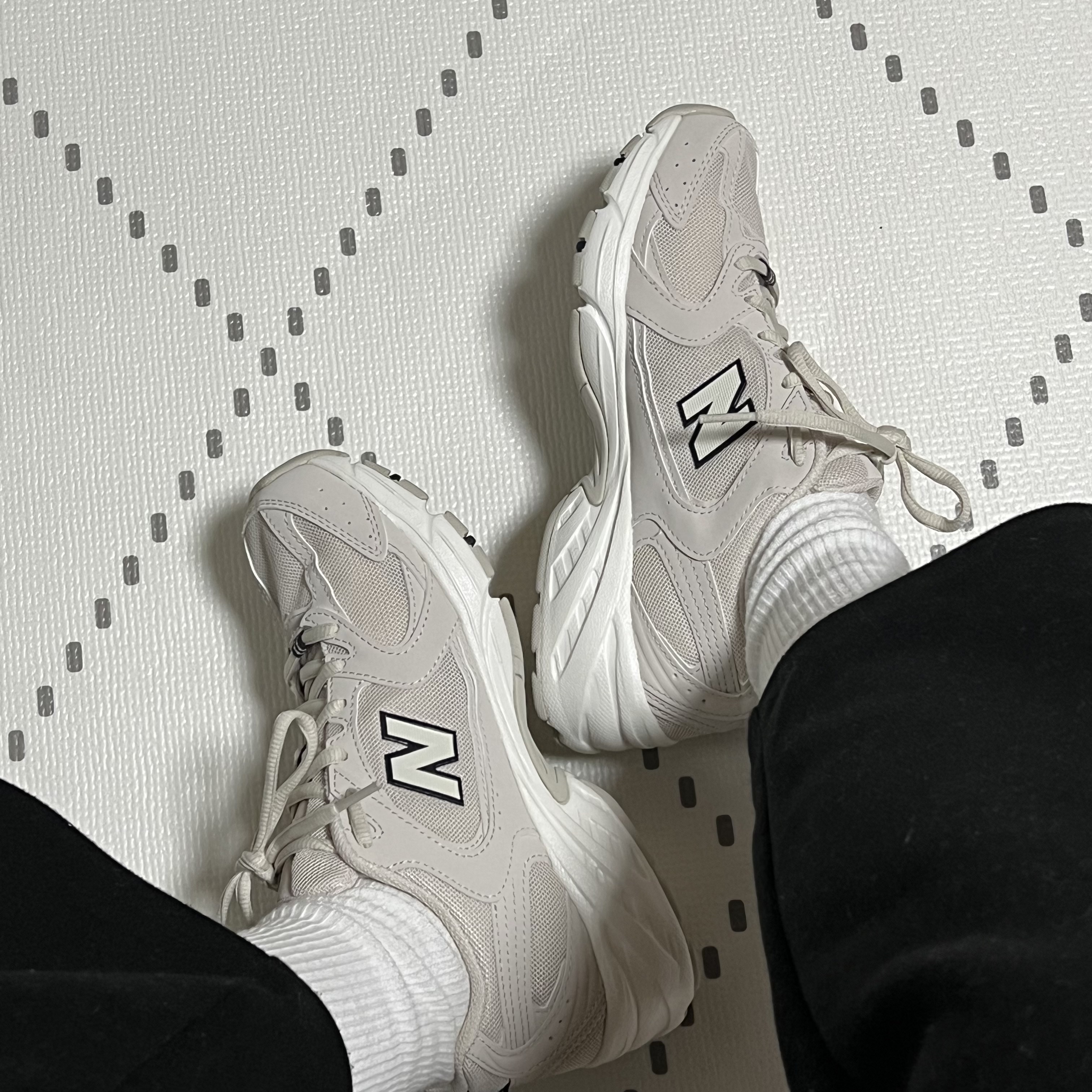 New Balance 530 Ivory 착용 스타일 - 2