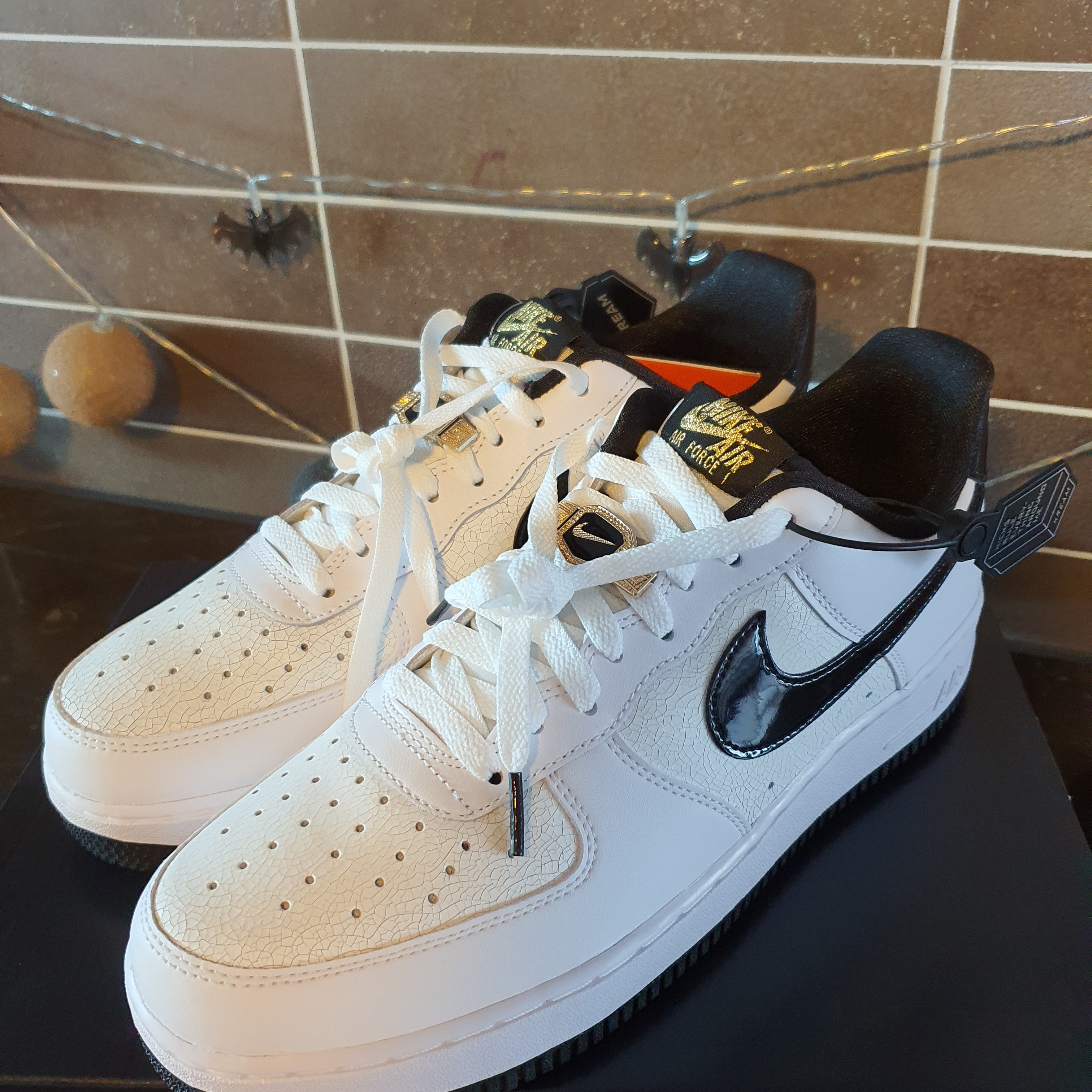 Nike Air Force 1 '07 LV8 EMB World Champions White Black 착용 스타일