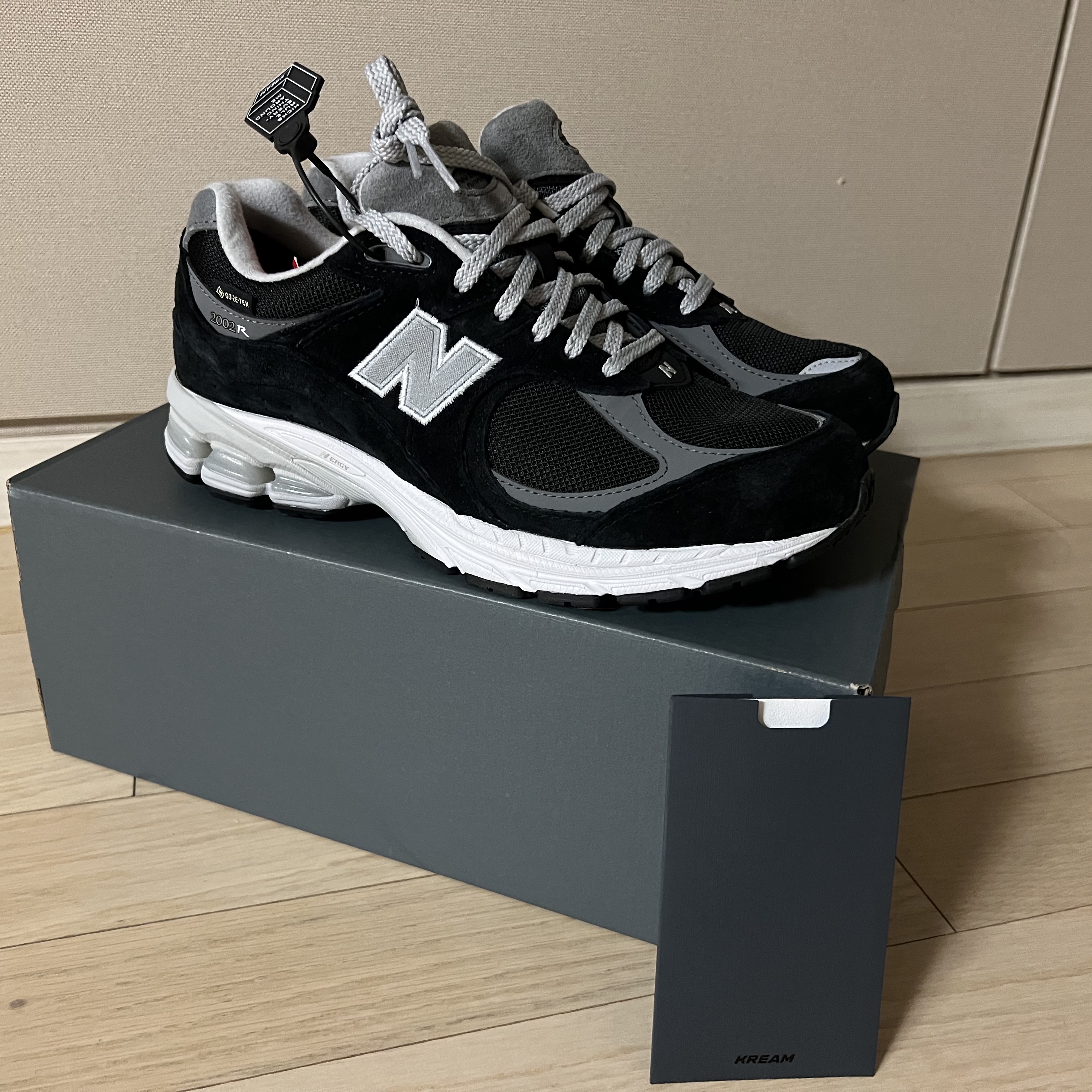 New Balance 2002R Gore-Tex Black Silver Metalic 착용 스타일
