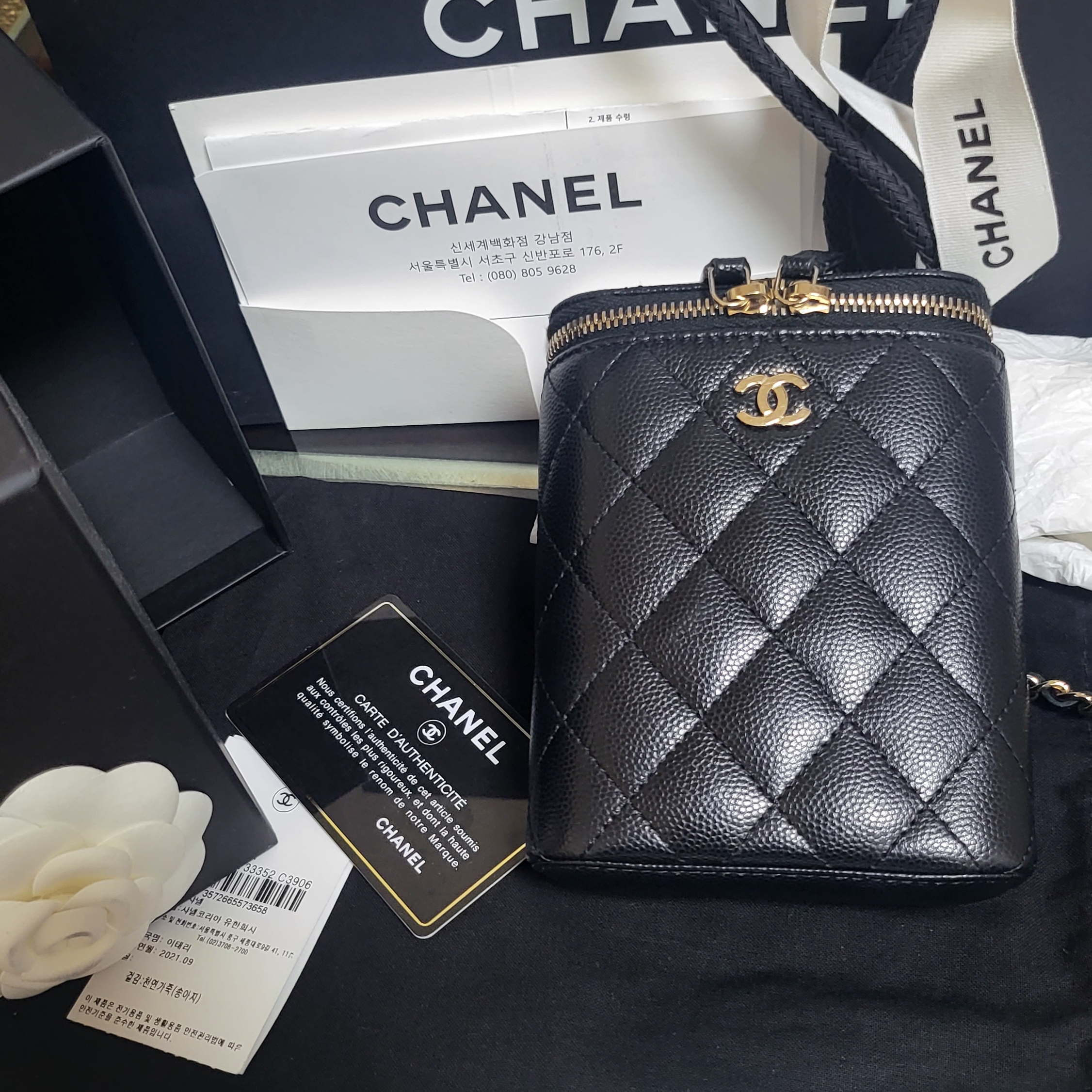Chanel Mini Classic Vanity With Chain Grained Calfskin & Gold Black (Inside Mirror) 착용 스타일