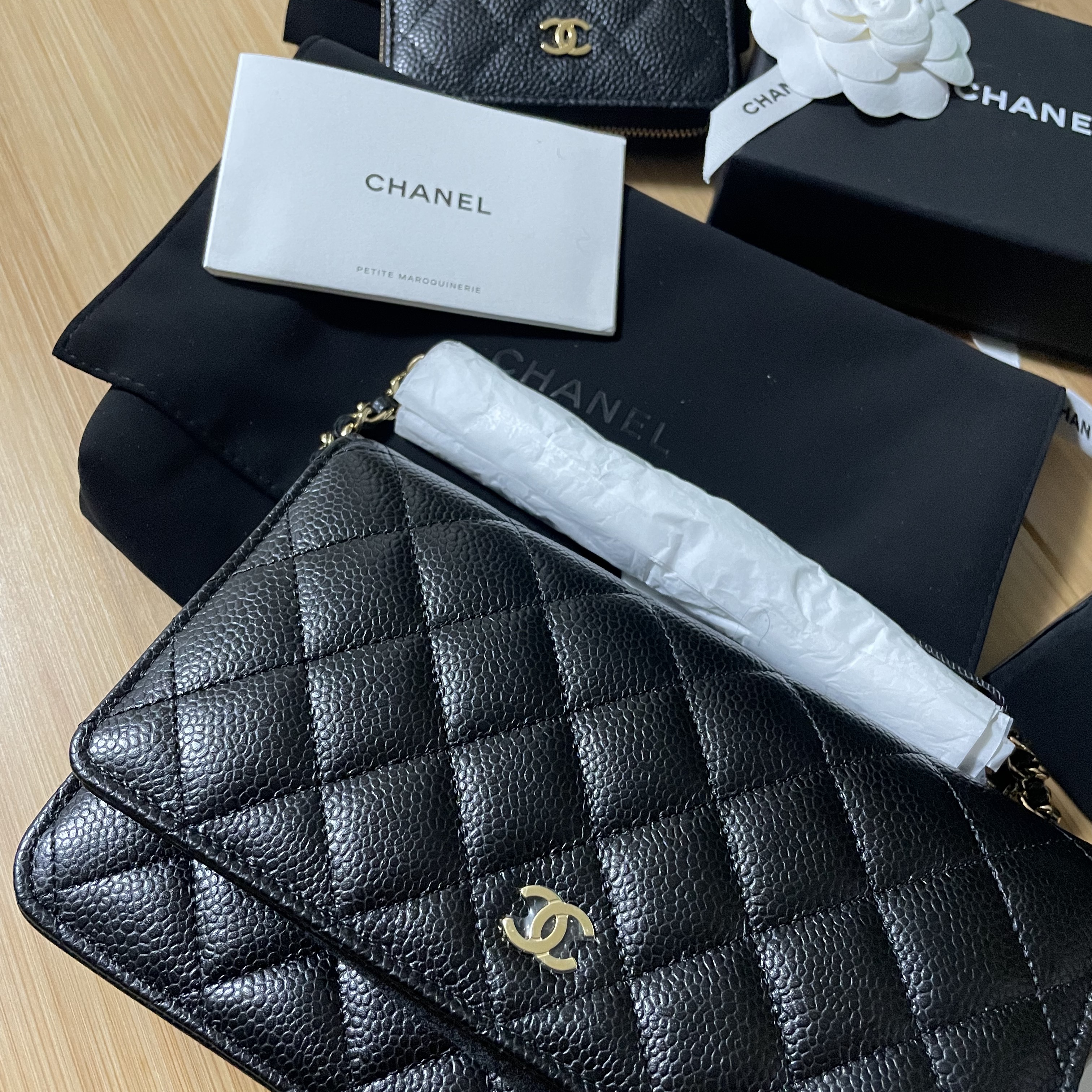 Chanel Classic Wallet On Chain Grained Calfskin & Gold Black, Chanel Classic Zipped Coin Purse Grained Calfskin & Gold Black 착용 스타일 - 2