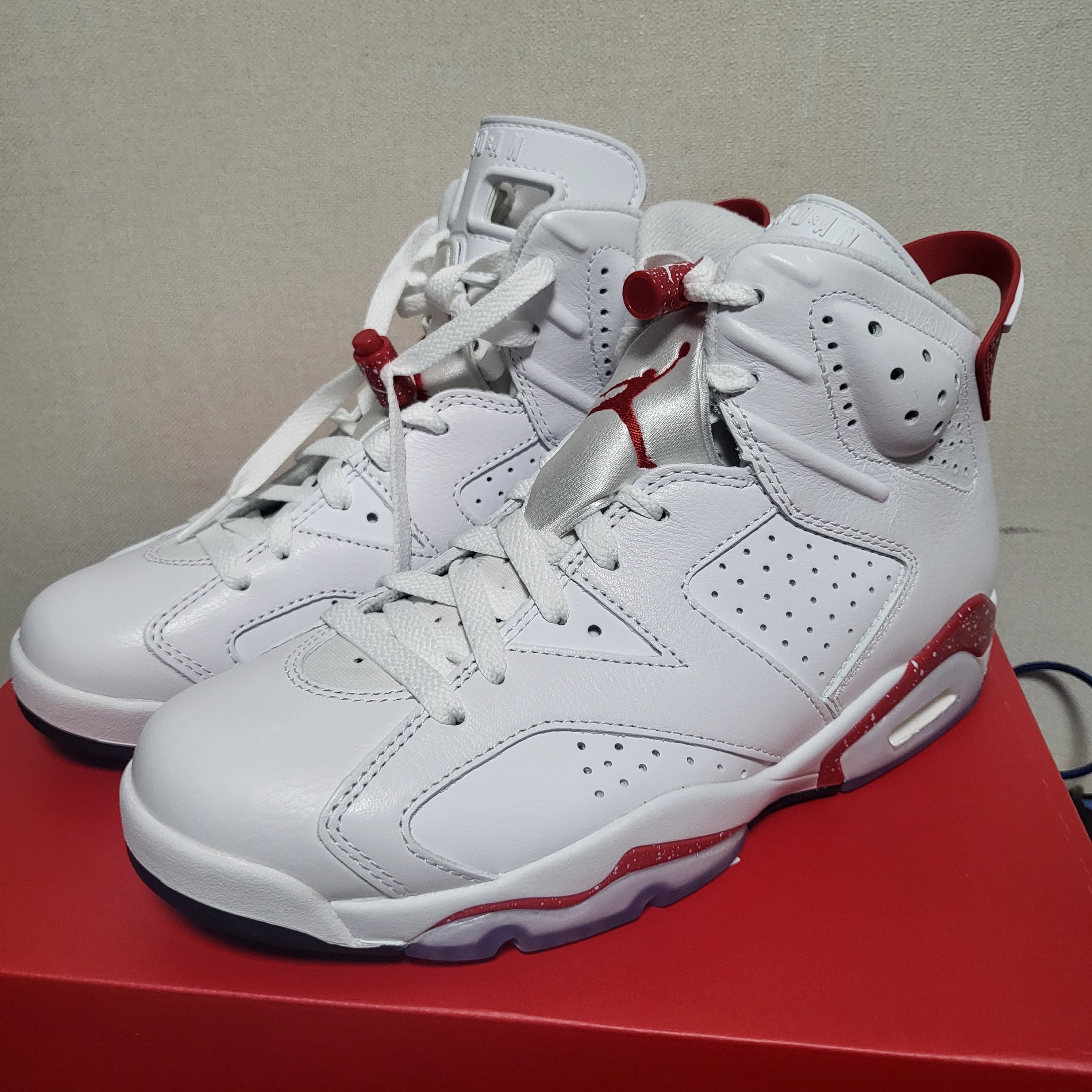 Jordan 6 Retro White and University Red 착용 스타일 - 2