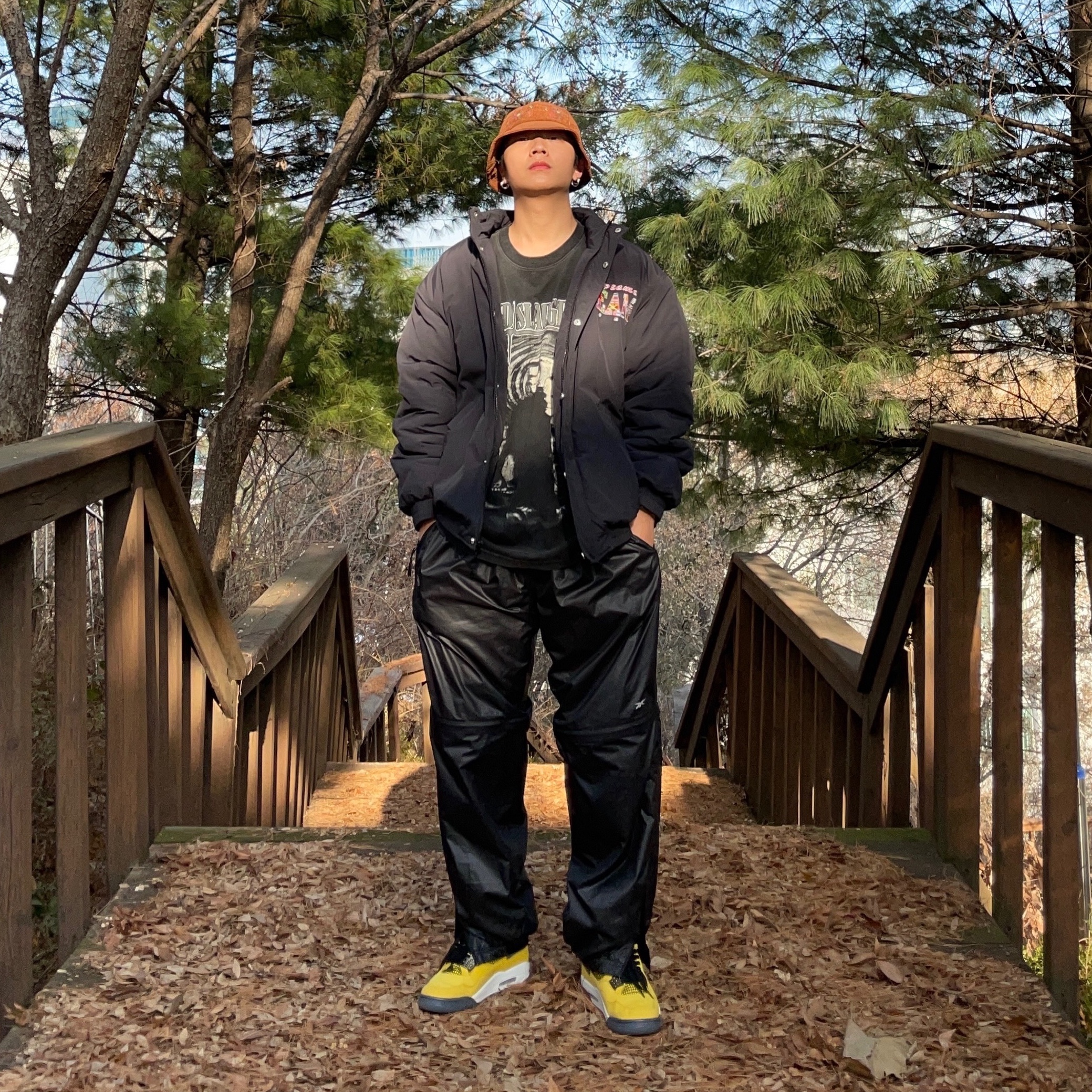 Jordan 4 Retro Tour Yellow, Supreme Team Puffy Jacket Black - 20SS 착용 스타일 - 2