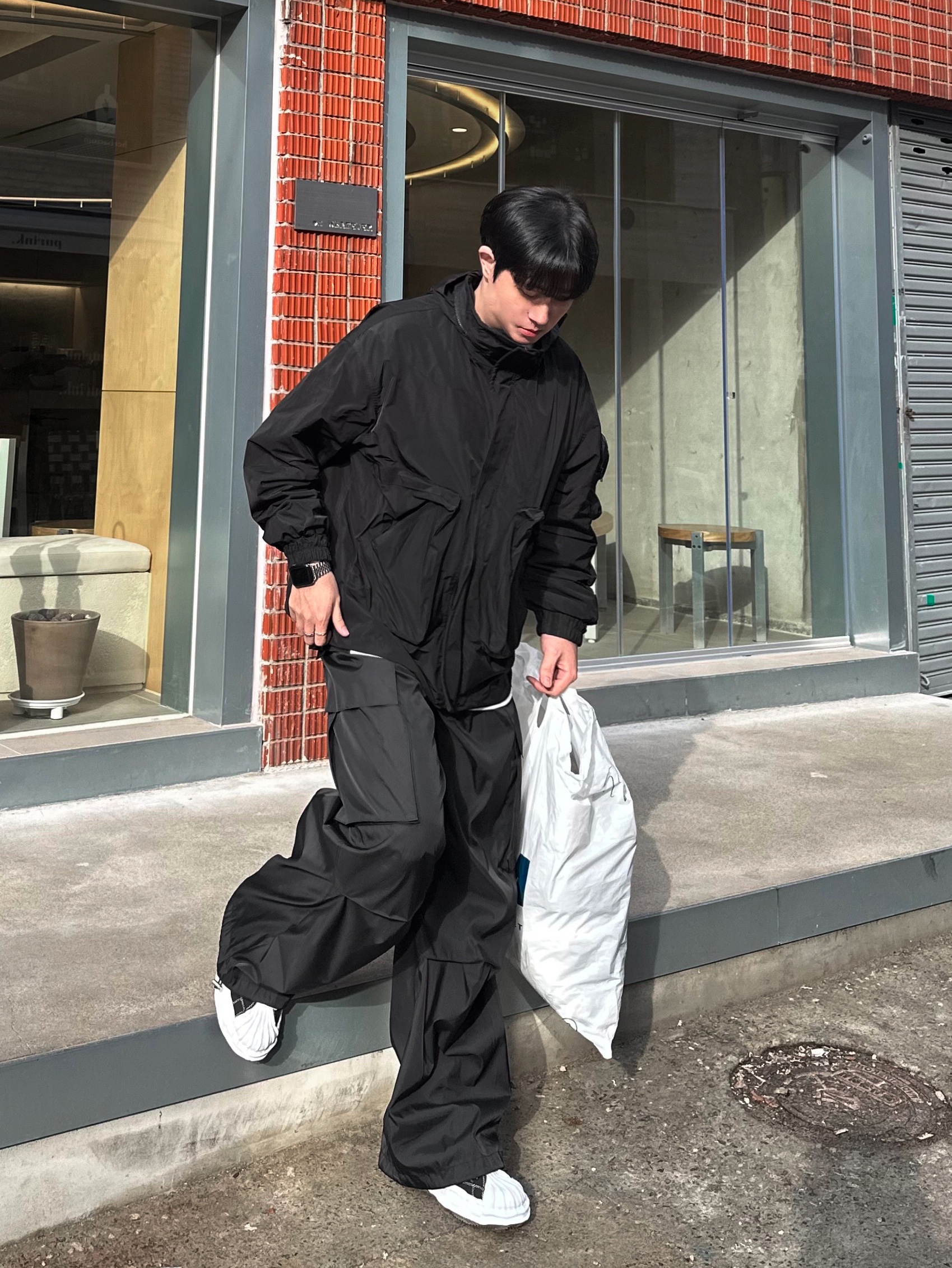 Maison Mihara Yasuhiro Blakey OG Sole Canvas Low-top Sneakers Black White 착용 스타일 - 2