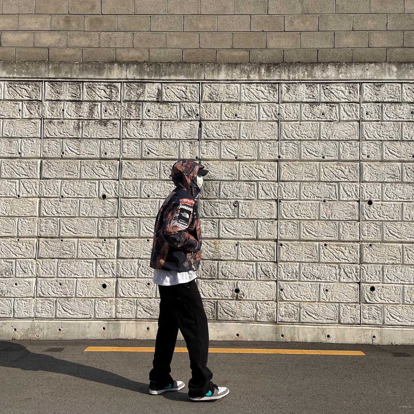 Supreme x The North Face Taped Seam Shell Jacket Times Square - 22FW, Nike SB Dunk Low Pro Clear Jade 착용 스타일 - 1