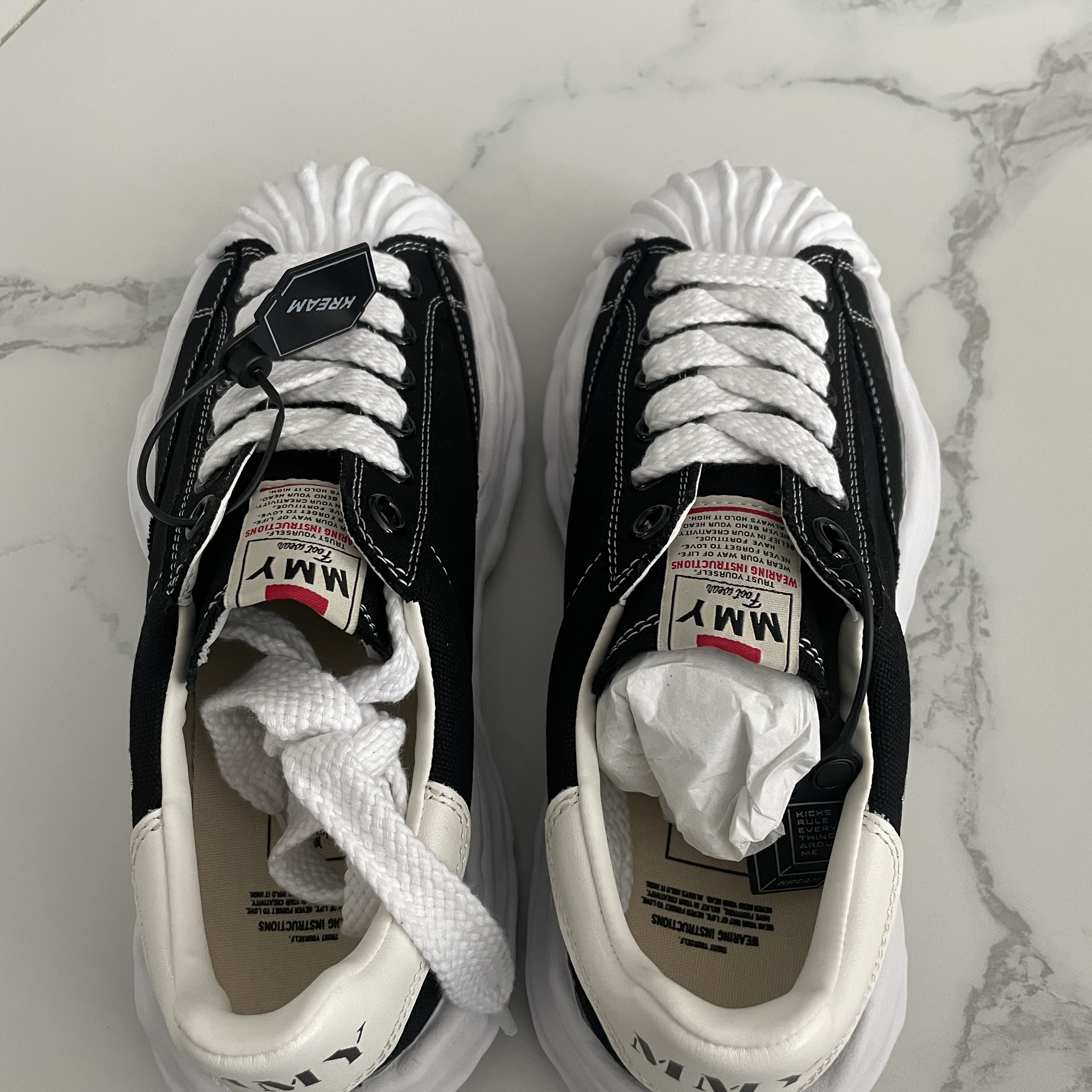 Maison Mihara Yasuhiro Blakey OG Sole Canvas Low-top Sneakers Black White 착용 스타일 - 3