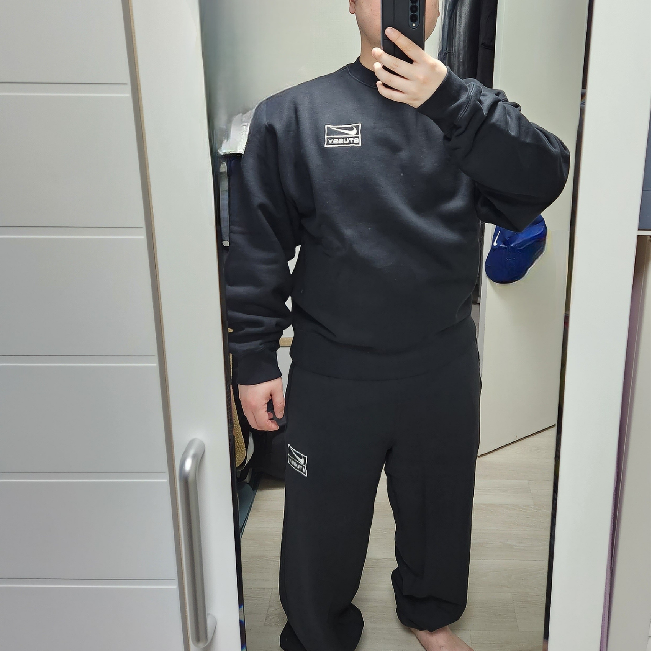 Nike x Stussy NRG Washed Fleece Crewneck Black (DO5310-010), Nike x Stussy NRG Washed Fleece Pants Black (DO5296-010) 착용 스타일