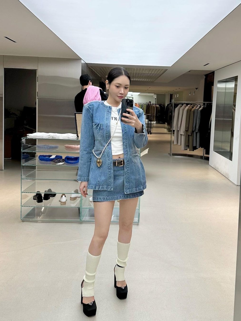 Instantfunk Women Oversized Shoulder Collarless Denim Jacket Blue, Instantfunk Women Pearl Logo T-Shirt White 착용 스타일 - 2