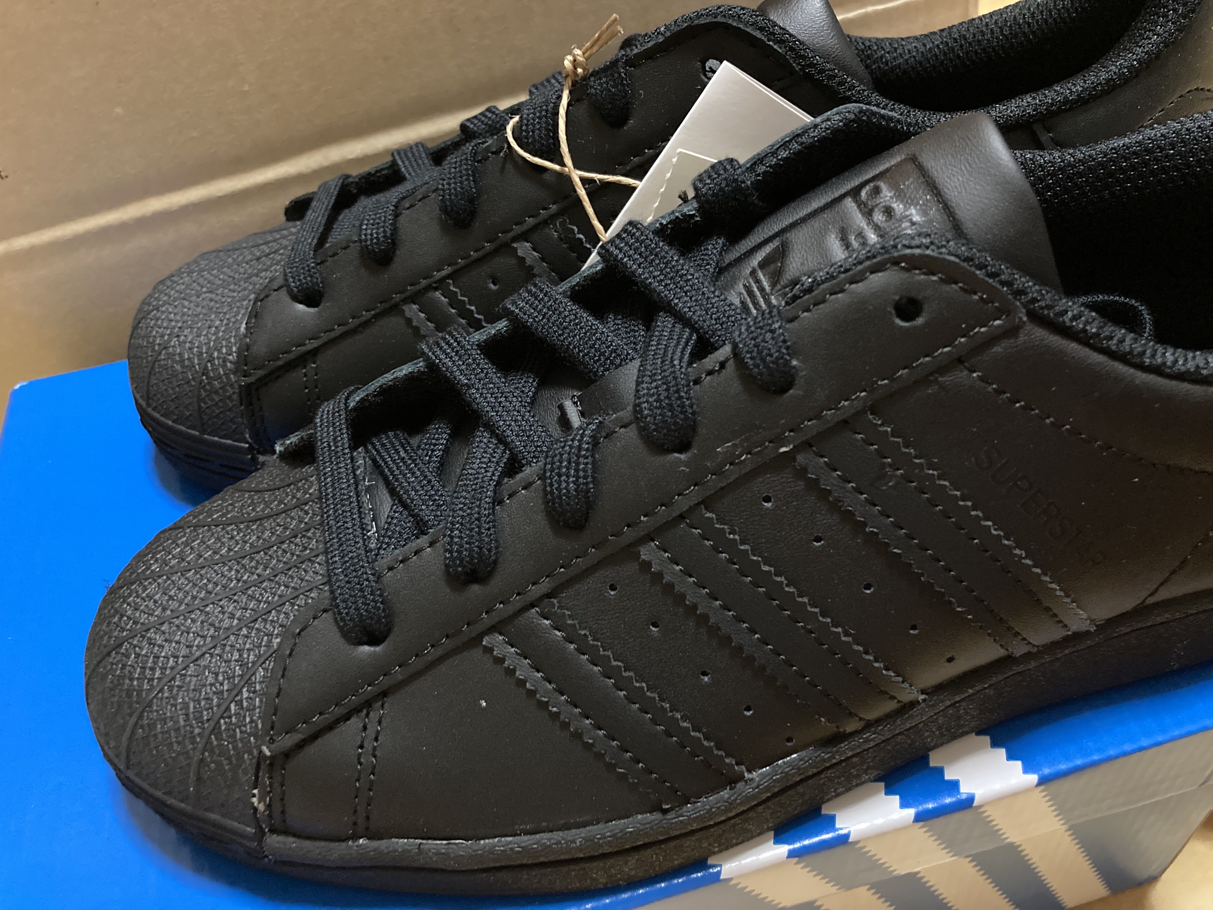 Adidas Superstar Triple Black 착용 스타일