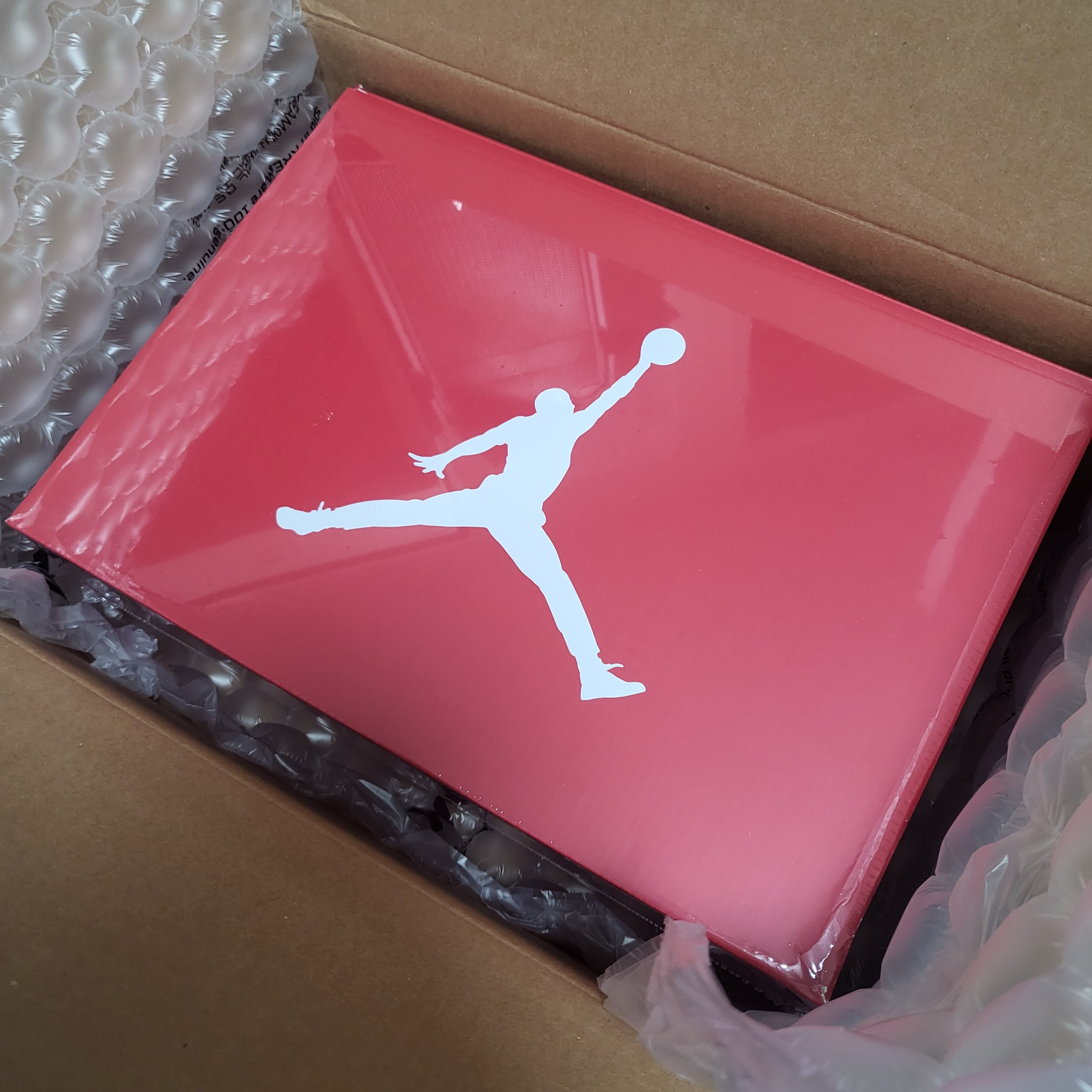 Jordan 6 Retro White and University Red 착용 스타일 - 1