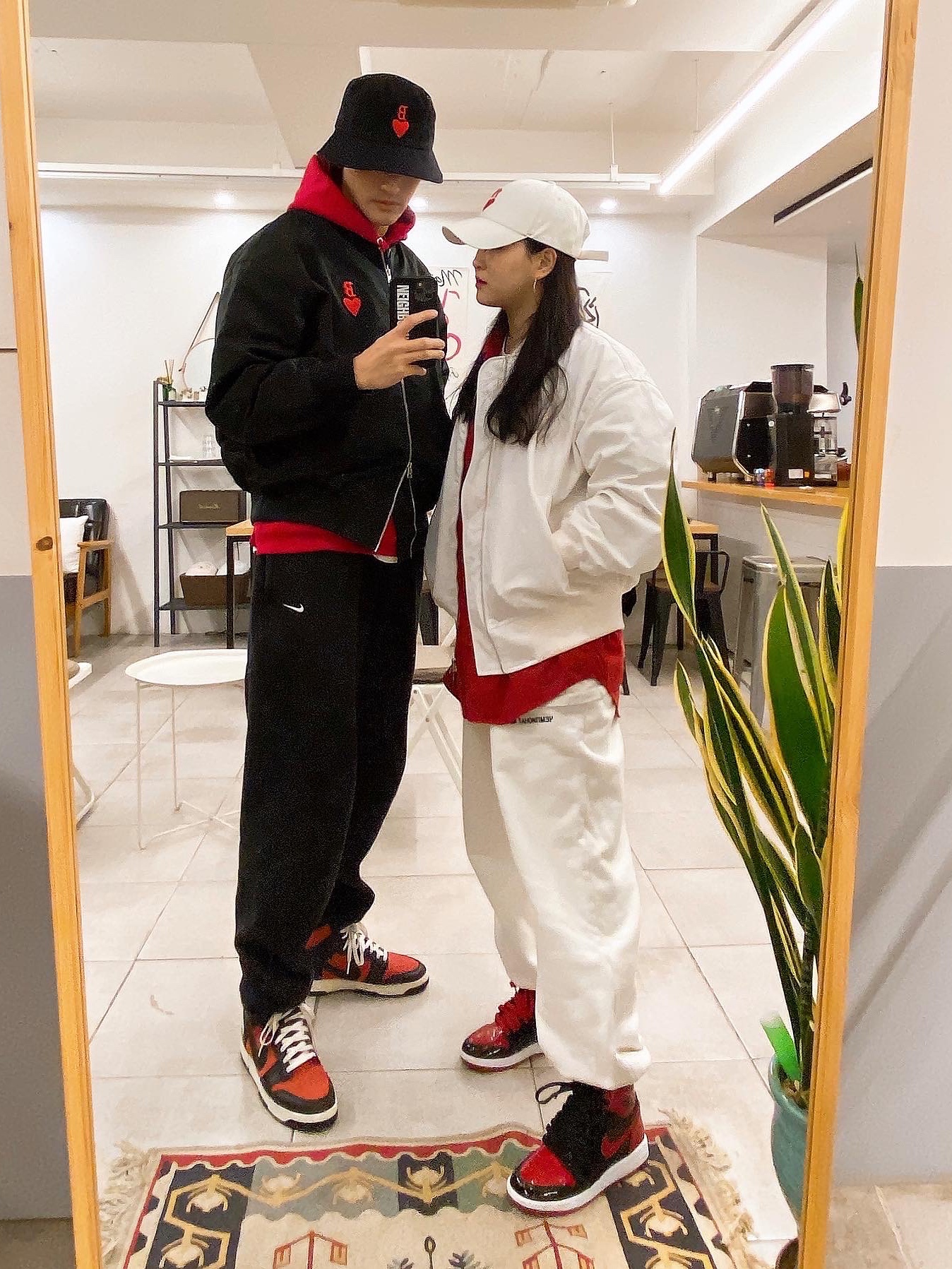 Nike x Undercover Dunk High 1985 Gym Red, Jordan 1 Retro High OG Patent Bred 착용 스타일