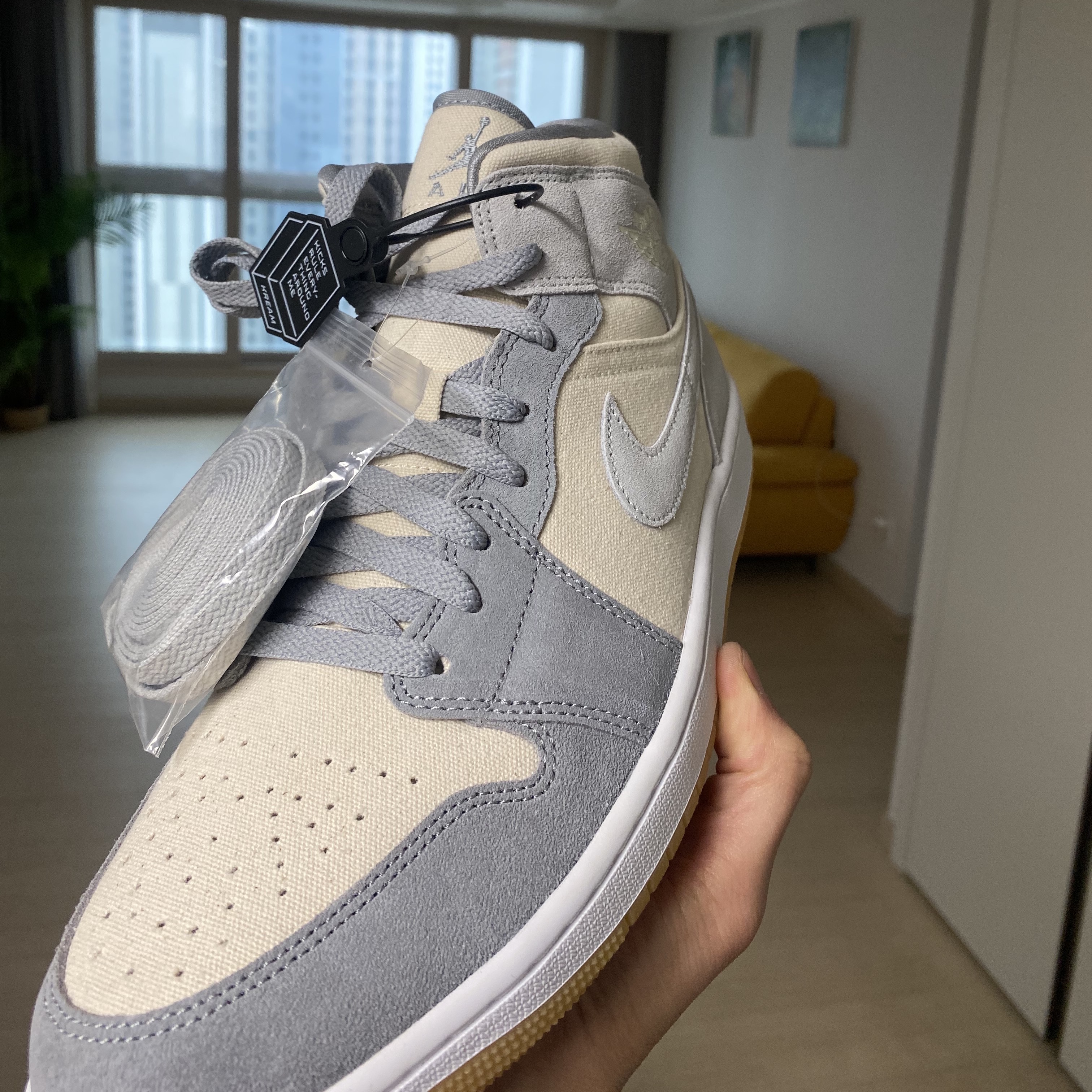 Jordan 1 Mid SE Coconut Milk Particle Grey 착용 스타일