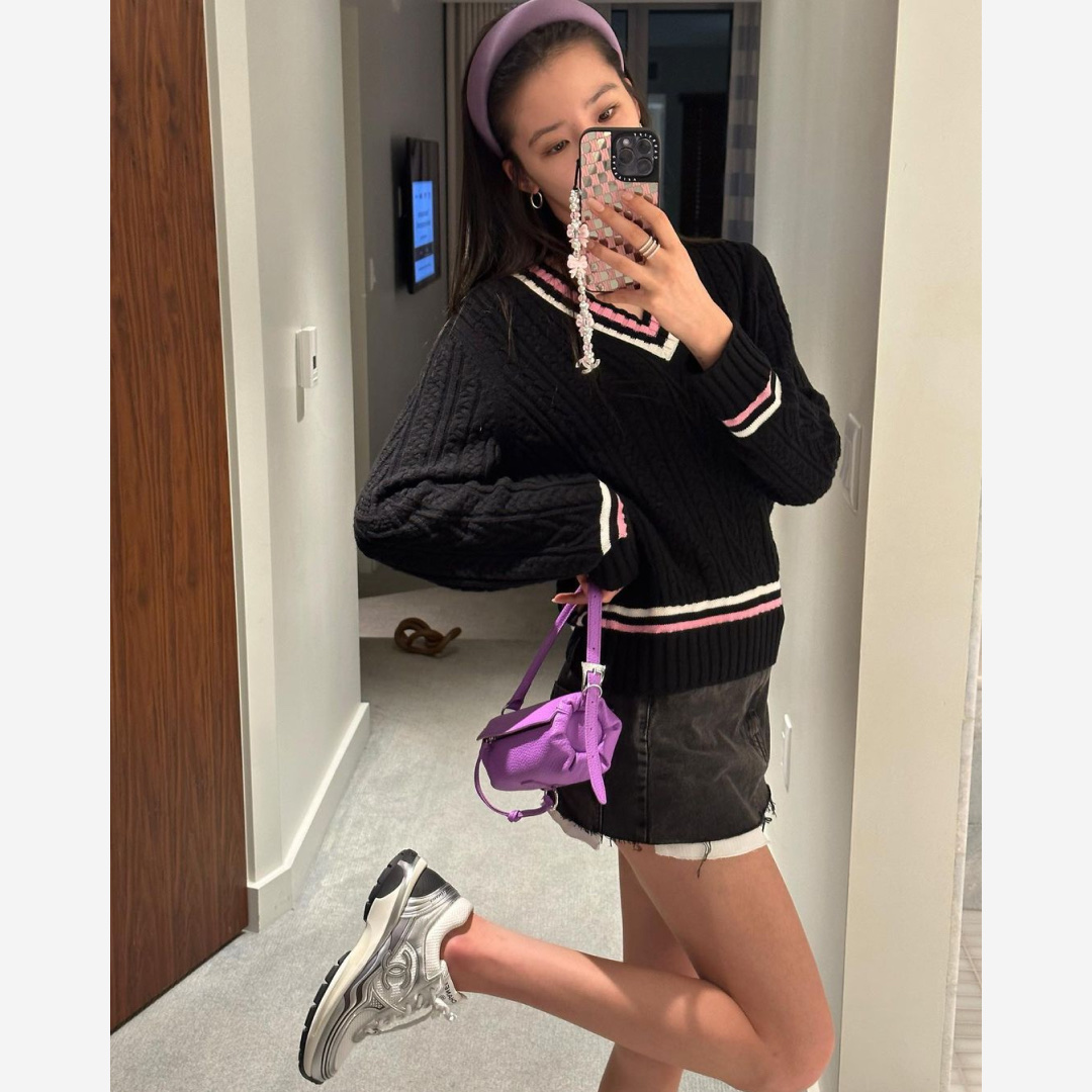 (W) Chanel Sneakers Fabric Laminated & White Silver 착용 스타일 - 3