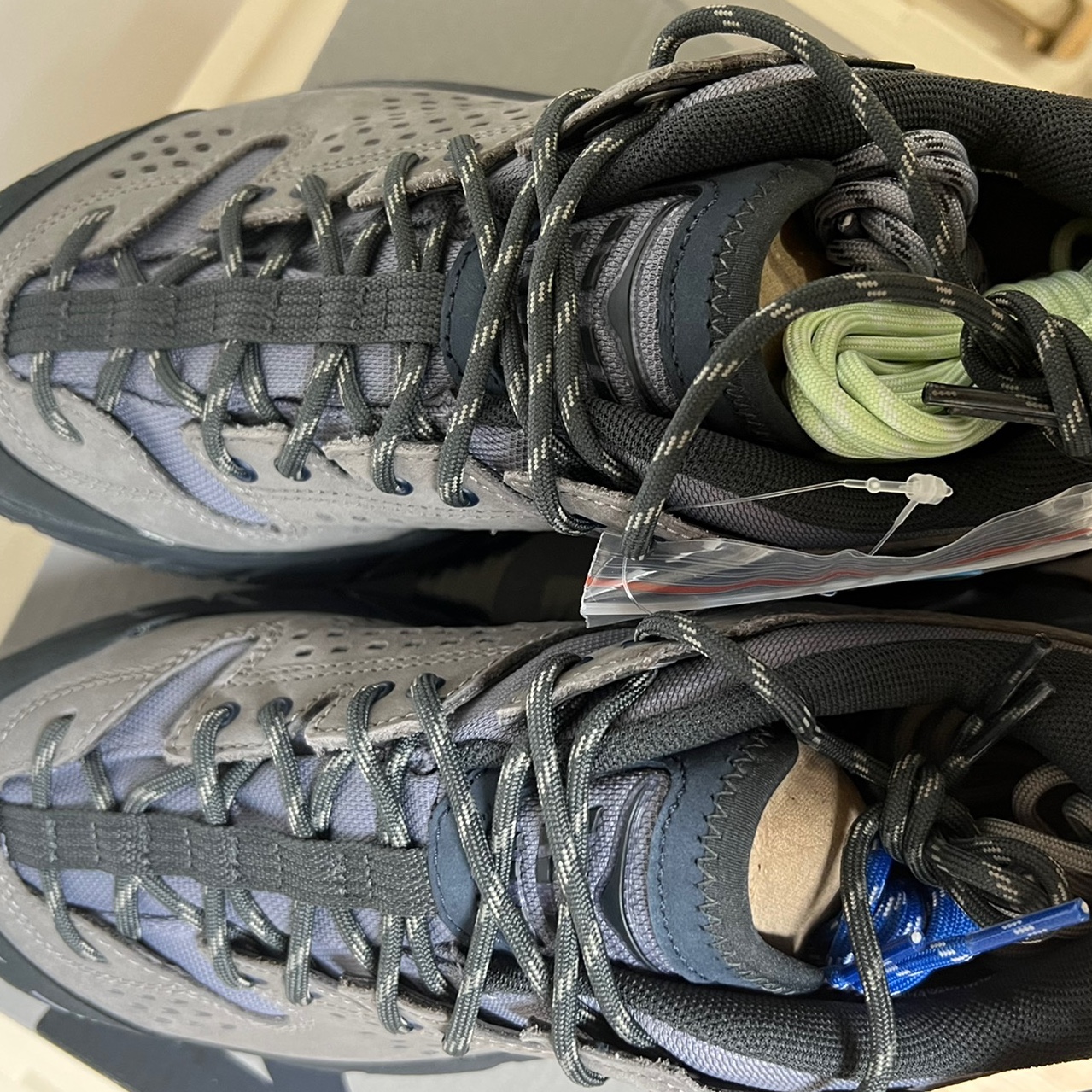 Hoka x J.L-A.L Tor Ultra Low Desert Taupe Rock Ridge 착용 스타일 - 2