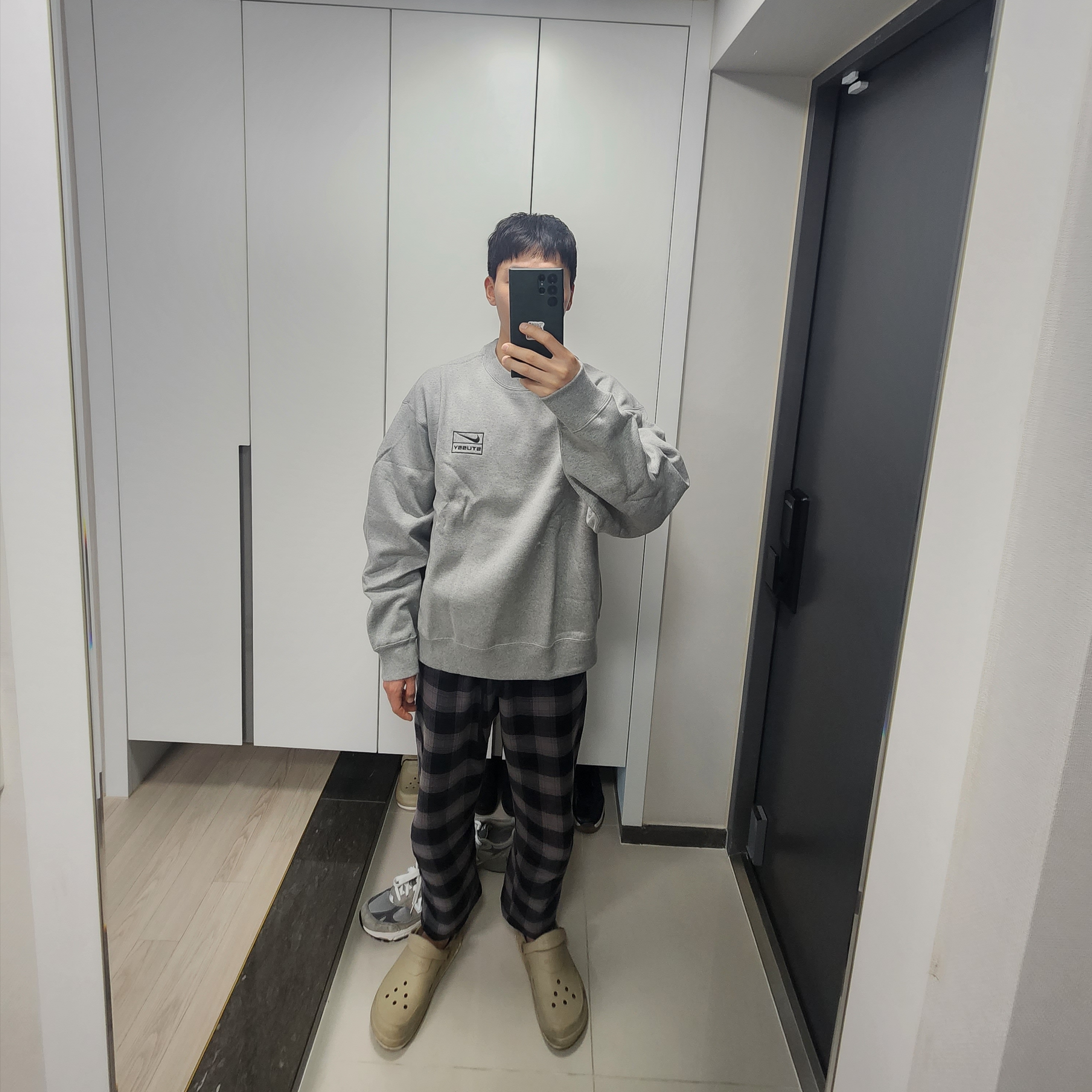 Nike x Stussy NRG Fleece Crewneck Dark Grey Heather (DO9337-063) 착용 스타일 - 1