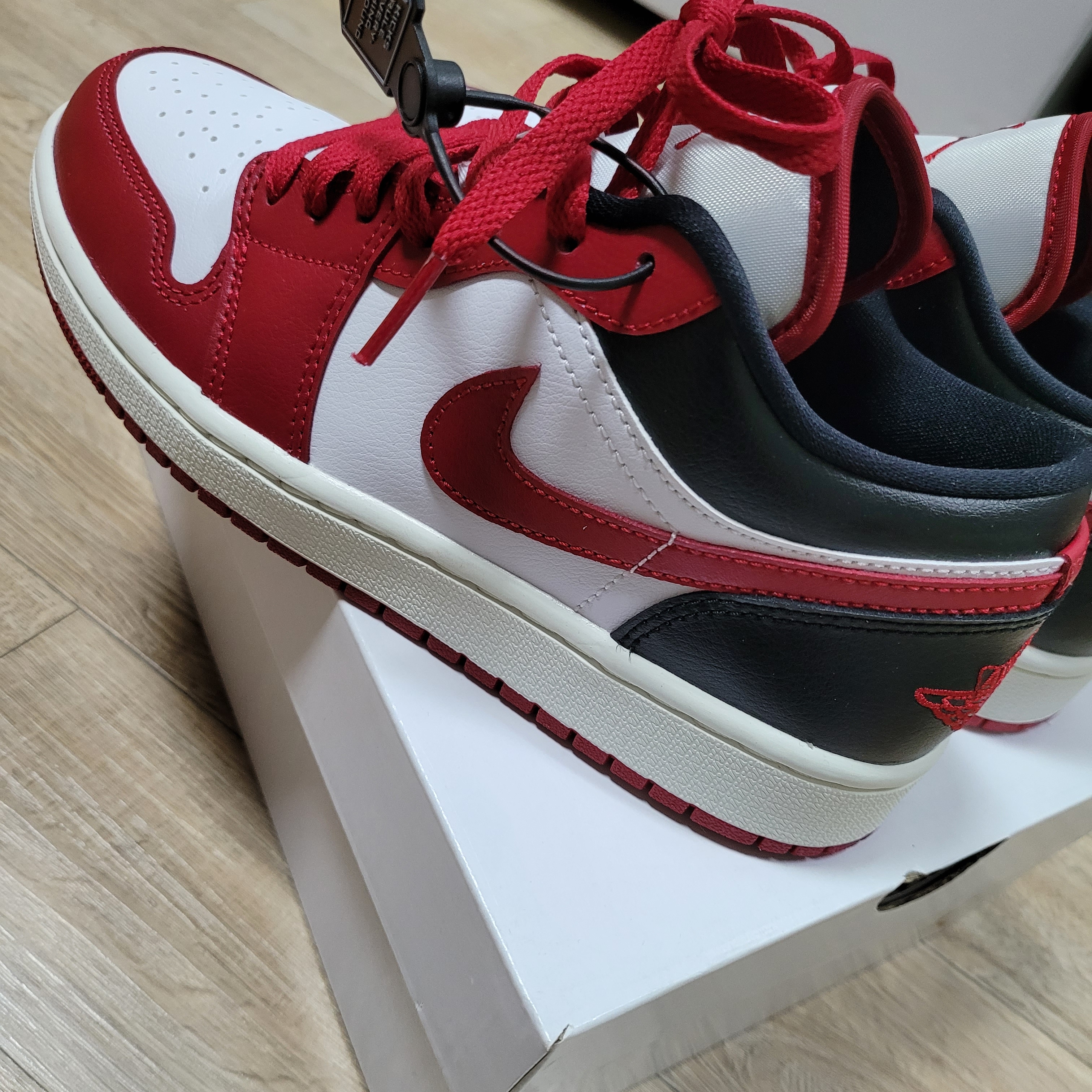 (W) Jordan 1 Low White Gym Red 착용 스타일 - 2
