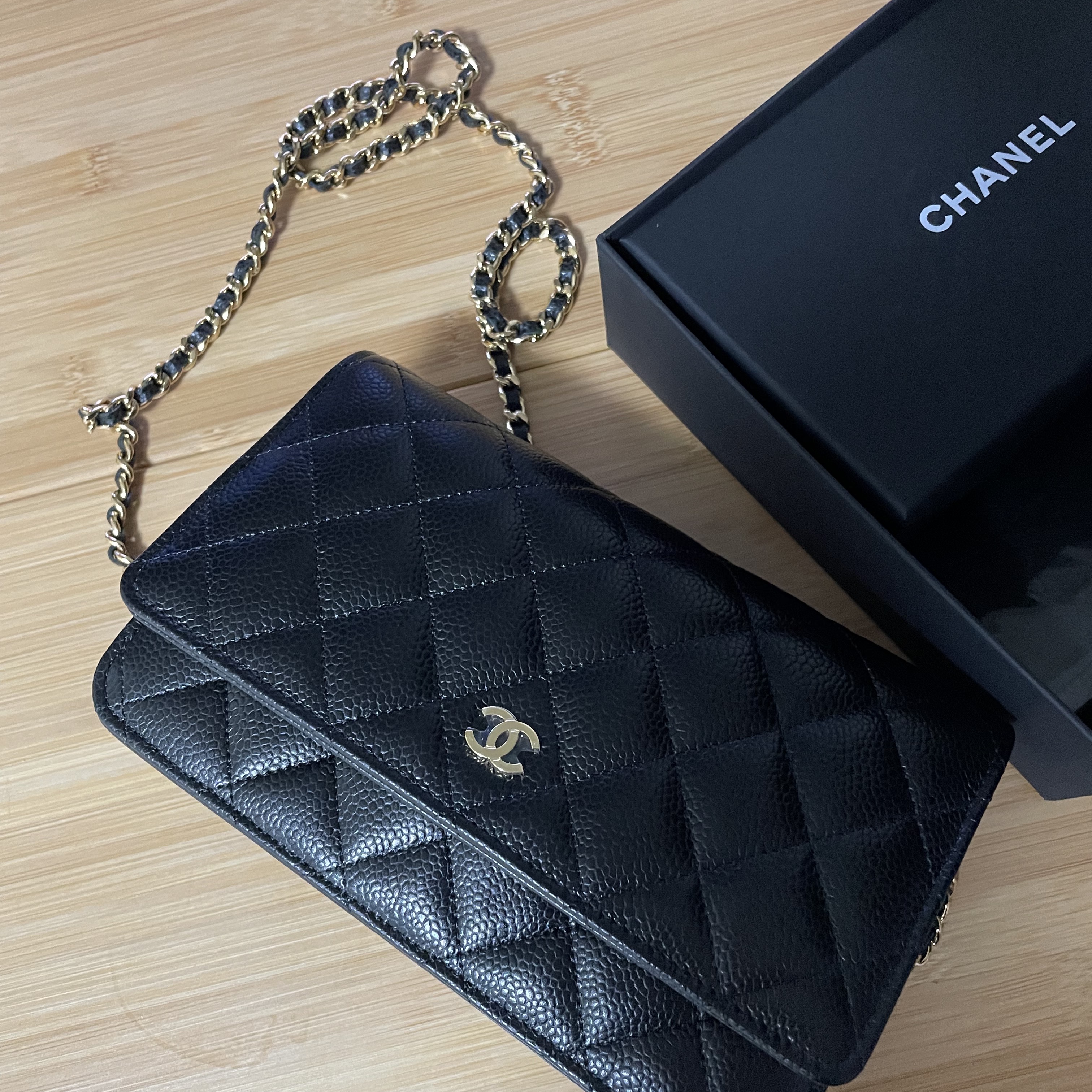 Chanel Classic Wallet On Chain Grained Calfskin & Gold Black, Chanel Classic Zipped Coin Purse Grained Calfskin & Gold Black 착용 스타일 - 4