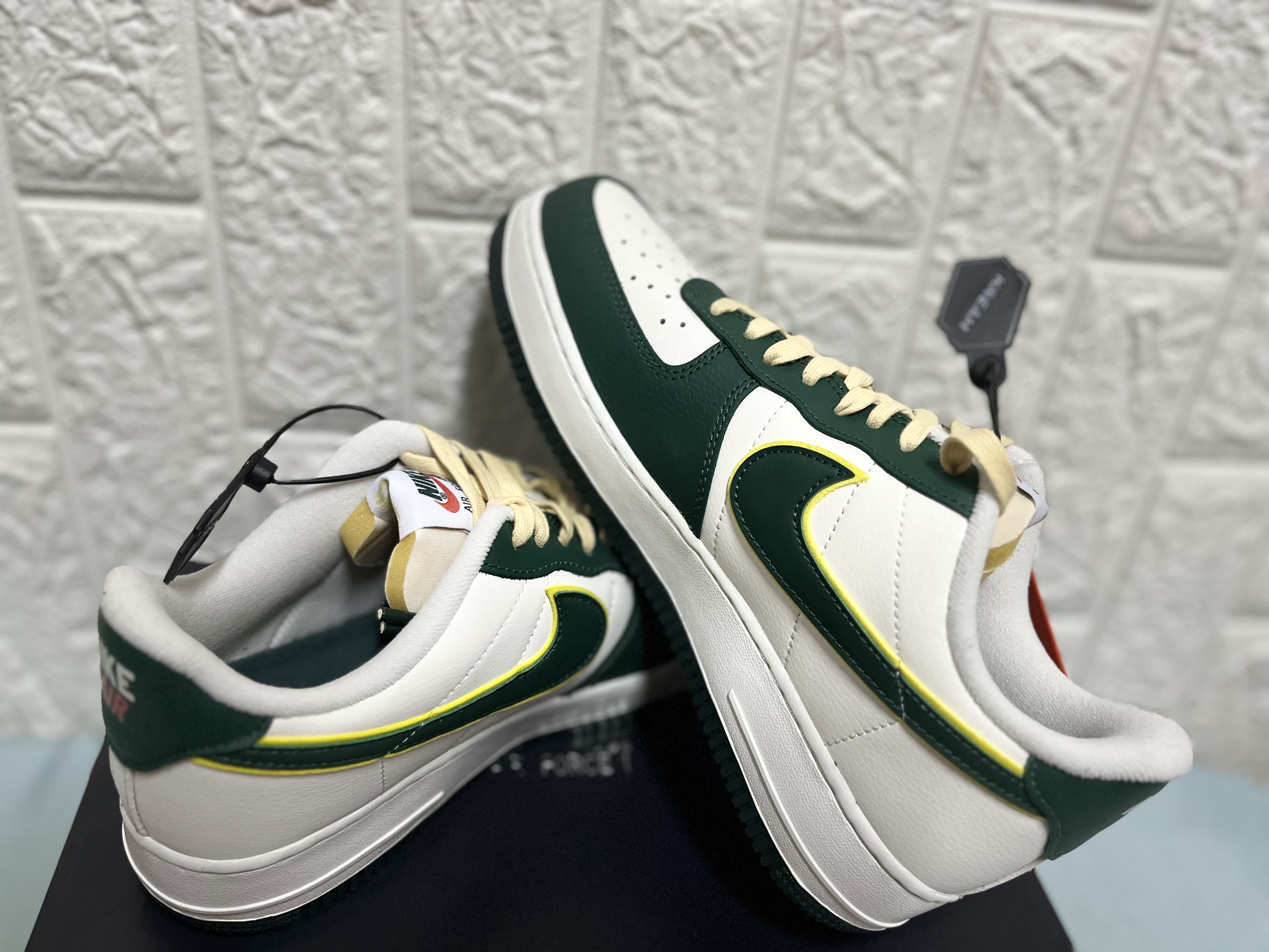 Nike Air Force 1 '07 LV8 Sail Noble Green 착용 스타일