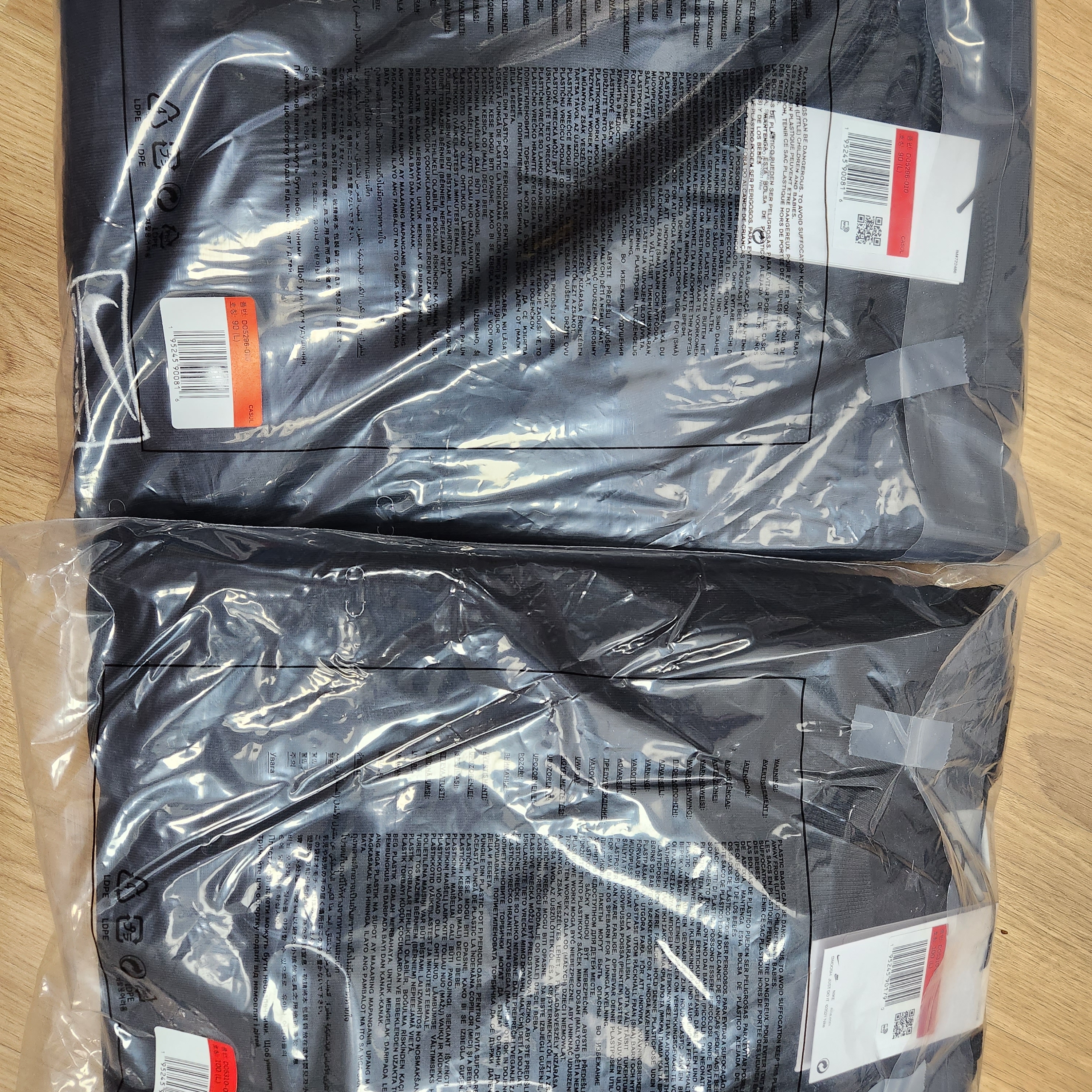 Nike x Stussy NRG Washed Fleece Pants Black (DO5296-010), Nike x Stussy NRG Washed Fleece Crewneck Black (DO5310-010) 착용 스타일 - 1