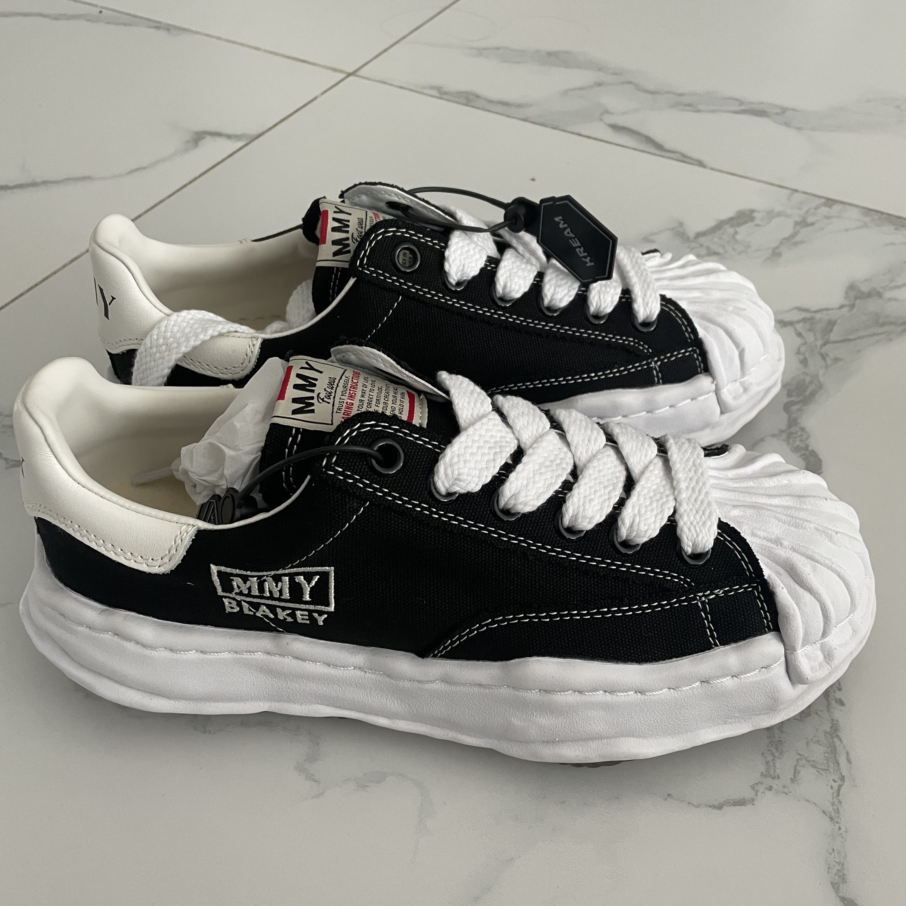 Maison Mihara Yasuhiro Blakey OG Sole Canvas Low-top Sneakers Black White 착용 스타일 - 1