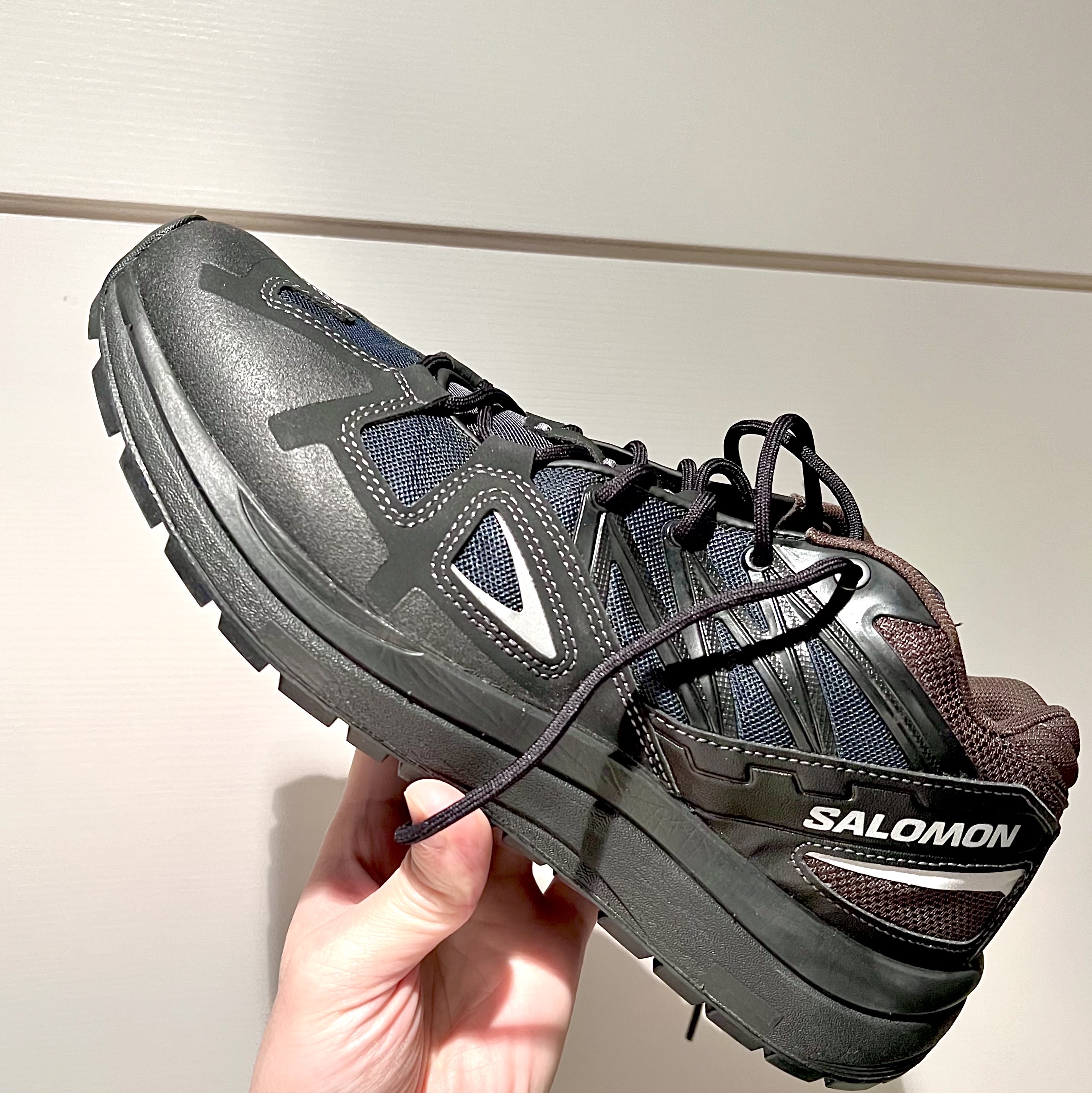 Salomon x And Wander Odyssey 1 Black Scarab 착용 스타일 - 3